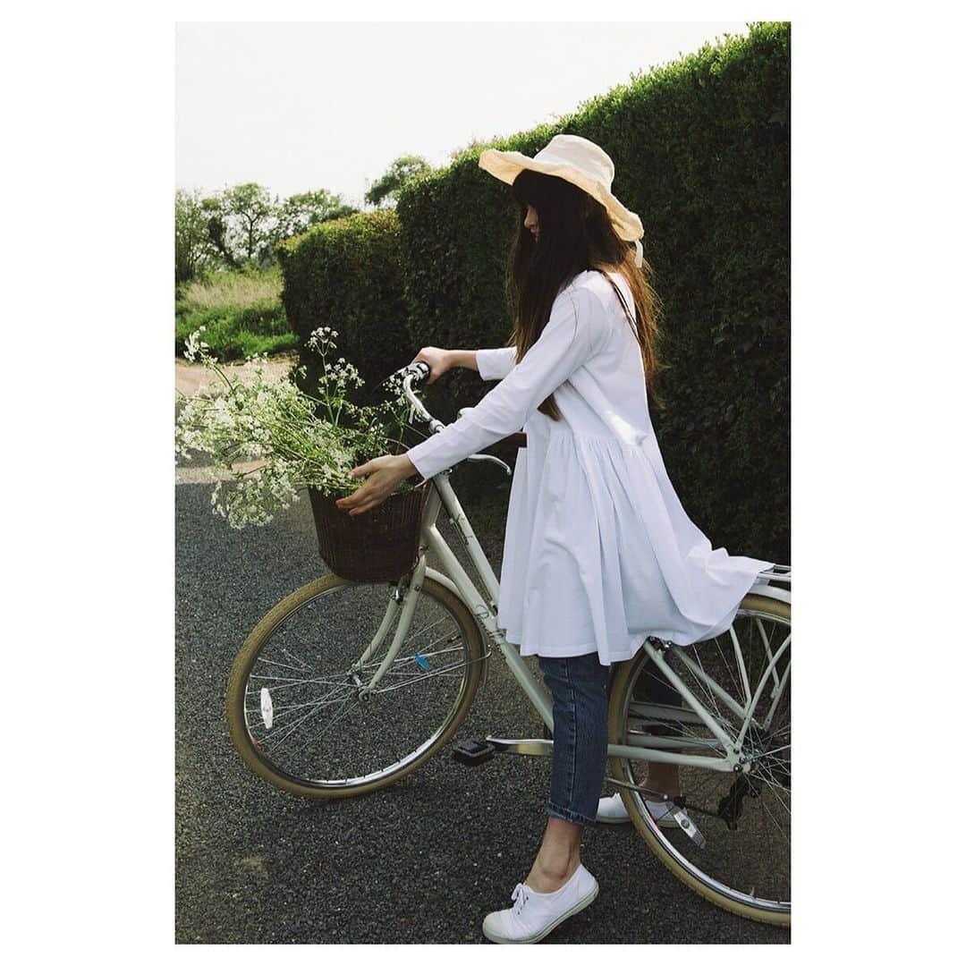 キャベジズ&ローゼズのインスタグラム：「Have a wheely nice time with the Amelie Dress in White Organic Cotton 😄❤️ A loose fitting dress that is made to move. She has long sleeves and the most interesting asymmetrical gathers at the waist. Looks great paired with jeans, by herself or with the Terry Trousers👇Tap to shop Amelie and Terry now👇#whitesummerdress #organiccotton #organiccottonclothing #sustainableclothing #cottontrousers #hyggemoment #whitetrousers #cottondress #cabbagesandroses #cabbagesandrosesfashion @christina_strutt @cabbagesandroses_shop」