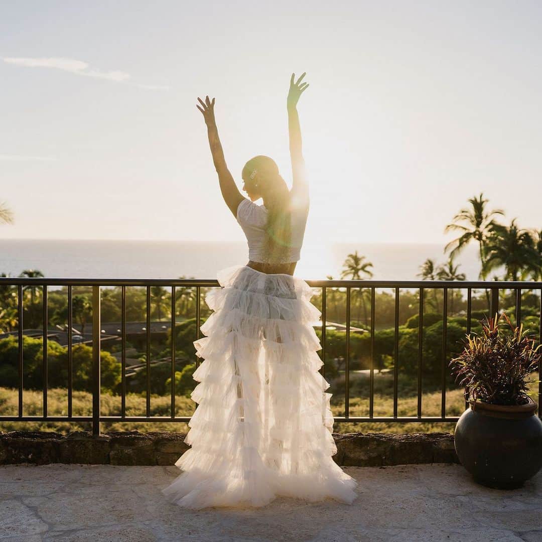 レオナ・ルイスのインスタグラム：「Overlooking the incredible @maunakeahotel beach 🙏🏾✨ counting down the days 👰🏽 @maunakearesidences 🌊」