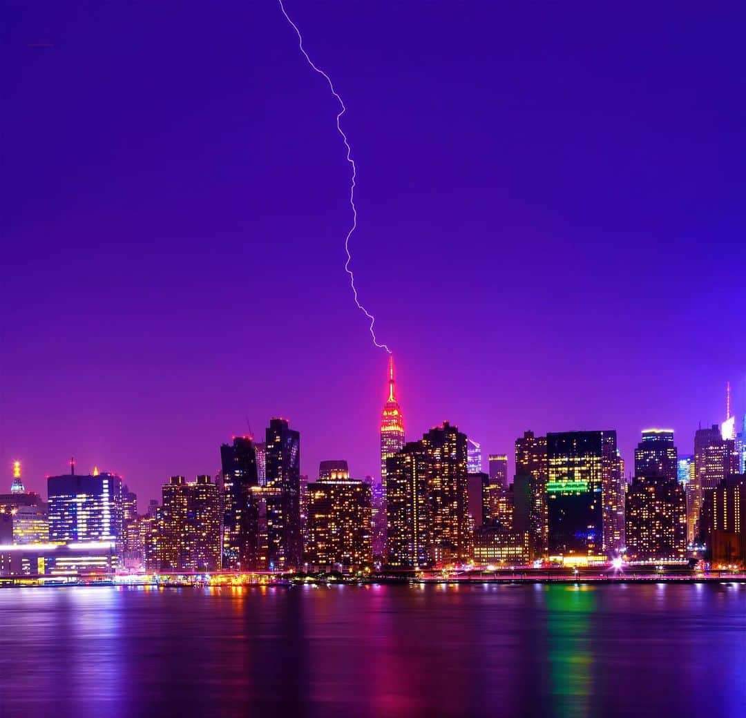 Empire State Buildingさんのインスタグラム写真 - (Empire State BuildingInstagram)「Amazing things can happen when you stand out from the crowd… ⚡️ . 📷: isardasorensen/Twitter #EmpireStateBuilding」6月10日 6時12分 - empirestatebldg