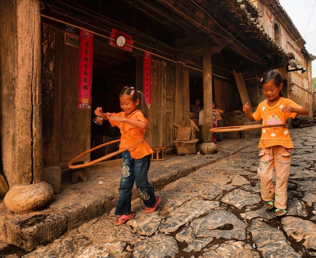 Michael Yamashitaさんのインスタグラム写真 - (Michael YamashitaInstagram)「The hula hoop was a huge fad in the late 50’s when more than 100 million were sold in 2 years. It eventually died out in the 80’s, but not in China where kids in the countryside still find it fun. #chamagudao #teahorseroad #yunnan #hulahoop」6月10日 6時14分 - yamashitaphoto