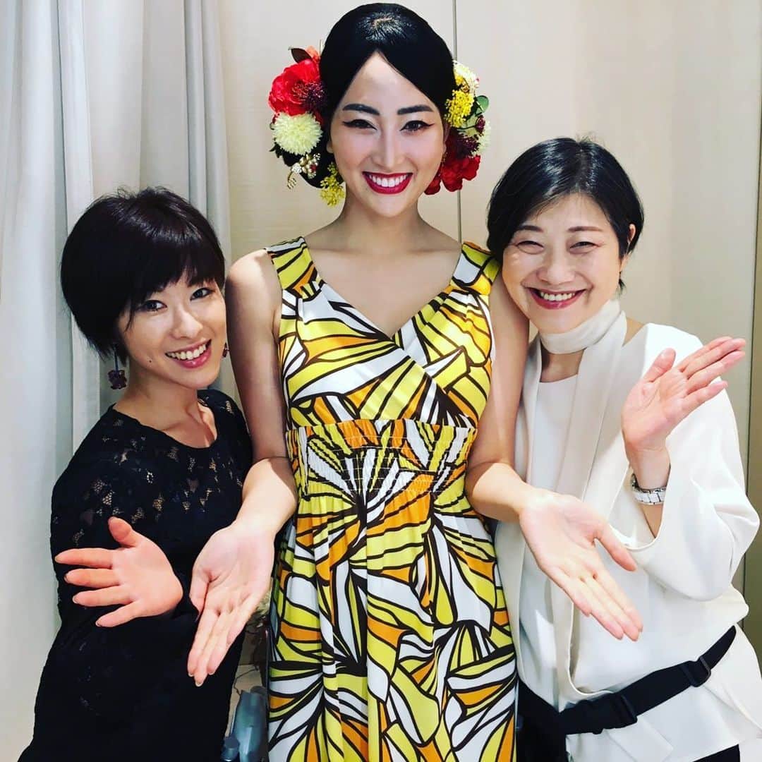 筒井菜月のインスタグラム：「【晴れの日はいつも上田先生に❤️】 結婚式のヘアメイクはミスインターナショナルからずっとお世話になっている上田美江子 先生にお願い致しました❣️ 上田先生の娘さんの木川愛子さんもご一緒にサポートに来て下さいました😍  技術が素晴らしいのは勿論なのですが、御心のあたたかいお2人に結婚式当日を盛り上げて頂き本当に幸せでした‼️ @miekoueda1958 先生 @aikoxxx さん  本当にありがとうございました💕  #結婚式 #東京會舘 #上田美江子 #上田美江子塾 #似あわせ #筒井菜月 #開運道アドバイザー #missinternational」