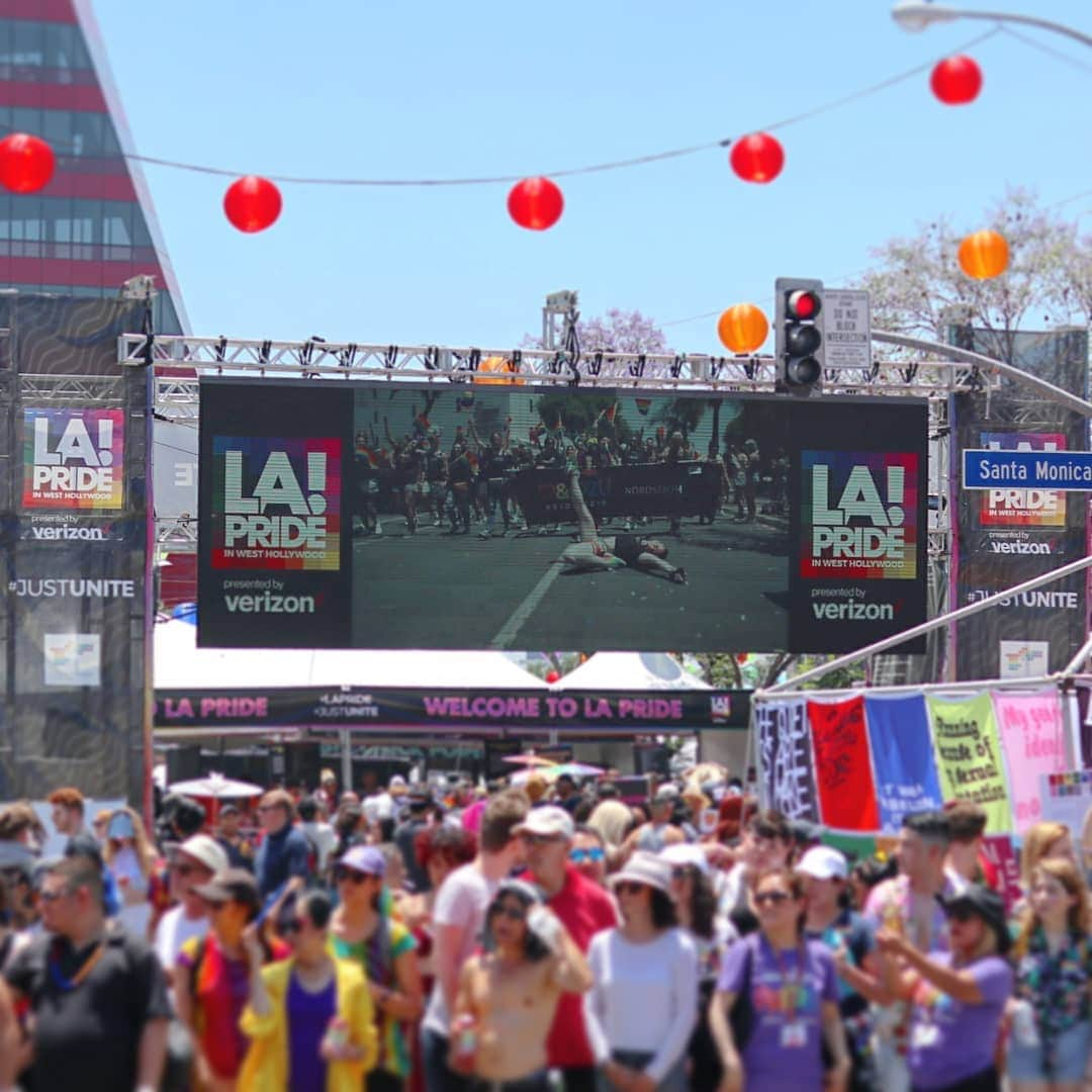 吉松育美さんのインスタグラム写真 - (吉松育美Instagram)「. #LA #PRIDE #weho #westhollywood . Love for everyone.  Love is equal.  Love is love. . Right? 💜❤💙💚💛👬👭 . #ウェストハリウッド のゲイパレードへ行ってきました💛 . #lgbtq のカラー🌈レインボー🌈が街中に😁色んな企業が賛同してパレードしてました～🙏警察のグループや化粧品会社 #Mac 等々😀 . そーいえば日本にいたときも東京でゲイパレード見たな👀💥 . 愛は愛であって 愛は平等であって 愛にはみんなに権利があると思います。 . . 最後の写真見て #サガン鳥栖 思い出しちゃった←余談。w . . . . #pride #la #losangeles #weho #photography #photooftheday #rainbow #gay #lezbian #men  #women #human #love #equal #everyone #people #canon #eosm100 #my_eosm100 #photo #写真好き #カメラ女子 #フィルター越しの私の世界 #ロサンゼルス」6月10日 6時16分 - ikumiyoshimatsu