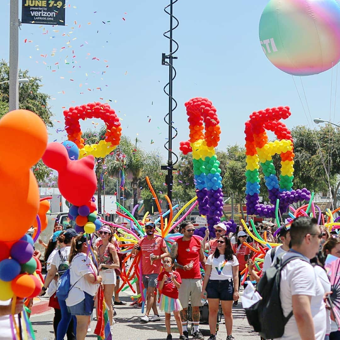 吉松育美さんのインスタグラム写真 - (吉松育美Instagram)「. #LA #PRIDE #weho #westhollywood . Love for everyone.  Love is equal.  Love is love. . Right? 💜❤💙💚💛👬👭 . #ウェストハリウッド のゲイパレードへ行ってきました💛 . #lgbtq のカラー🌈レインボー🌈が街中に😁色んな企業が賛同してパレードしてました～🙏警察のグループや化粧品会社 #Mac 等々😀 . そーいえば日本にいたときも東京でゲイパレード見たな👀💥 . 愛は愛であって 愛は平等であって 愛にはみんなに権利があると思います。 . . 最後の写真見て #サガン鳥栖 思い出しちゃった←余談。w . . . . #pride #la #losangeles #weho #photography #photooftheday #rainbow #gay #lezbian #men  #women #human #love #equal #everyone #people #canon #eosm100 #my_eosm100 #photo #写真好き #カメラ女子 #フィルター越しの私の世界 #ロサンゼルス」6月10日 6時16分 - ikumiyoshimatsu