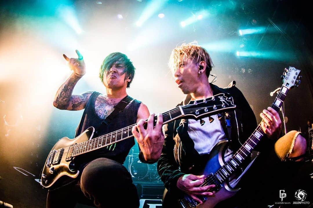 Julen Esteban-Pretelのインスタグラム：「If you don’t rock hard enough during a @coldrain_official show, then @sugi_coldrain will give you the evil eye. #throwback from A Decade in the Rain Tour - Osaka Day 1 #TOURDREAMS #julenphoto #coldrain  Shot with @nikonjp: Nikon D7100, Nikkor DX 10.5mm f/2.8, ISO1600, 10.5mm 1/320s at f/4, no flash #nikon #nikonjp #clubnikonjapan」