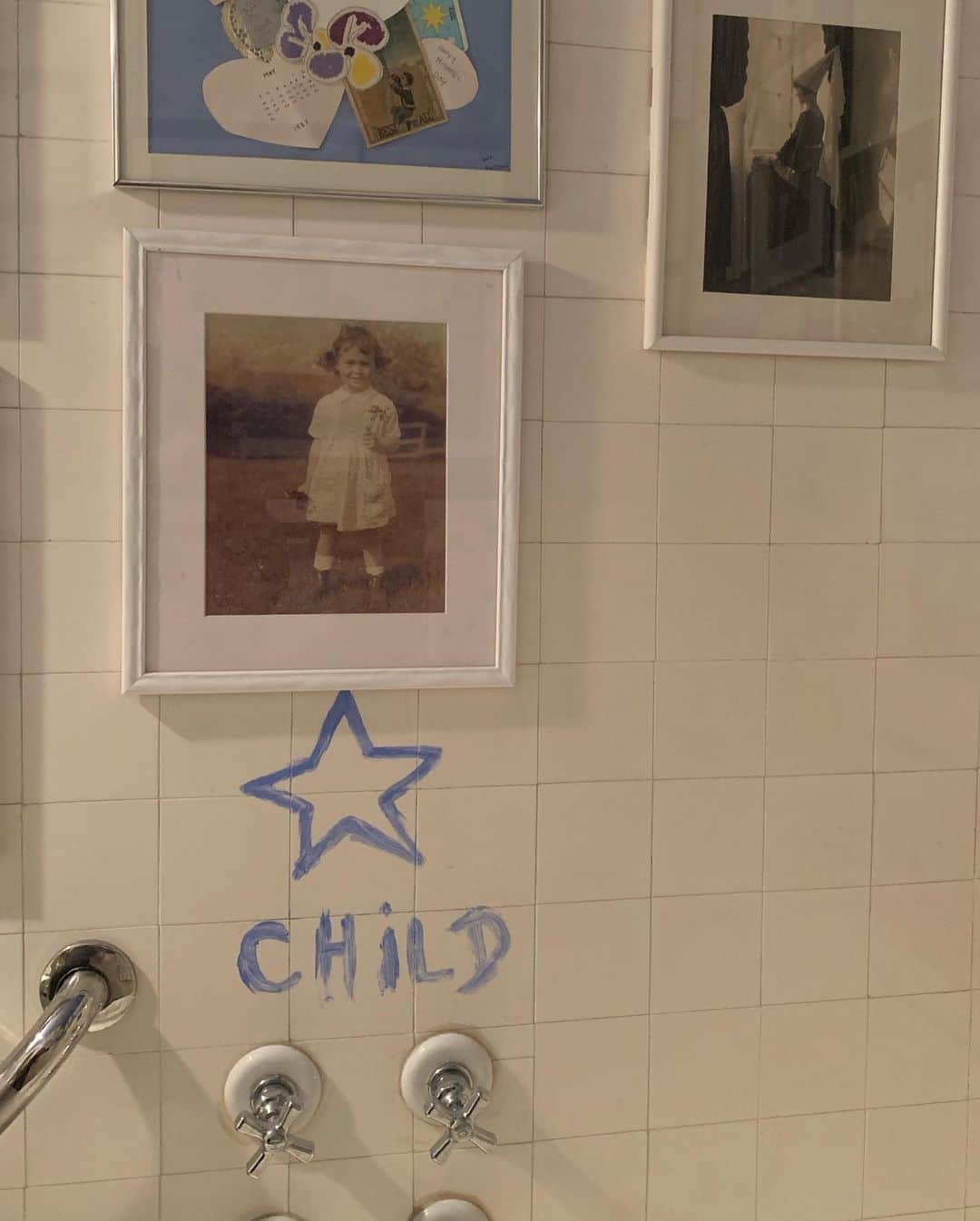 グロリア・ヴァンダービルトさんのインスタグラム写真 - (グロリア・ヴァンダービルトInstagram)「ive always loved framed photos, artwork, and letters in a bathroom. A while back i thought, why shouldn’t they be on the tiles as well? i also like painting on bathroom tiles. Why not, Star Child?」6月10日 6時37分 - gloriavanderbilt