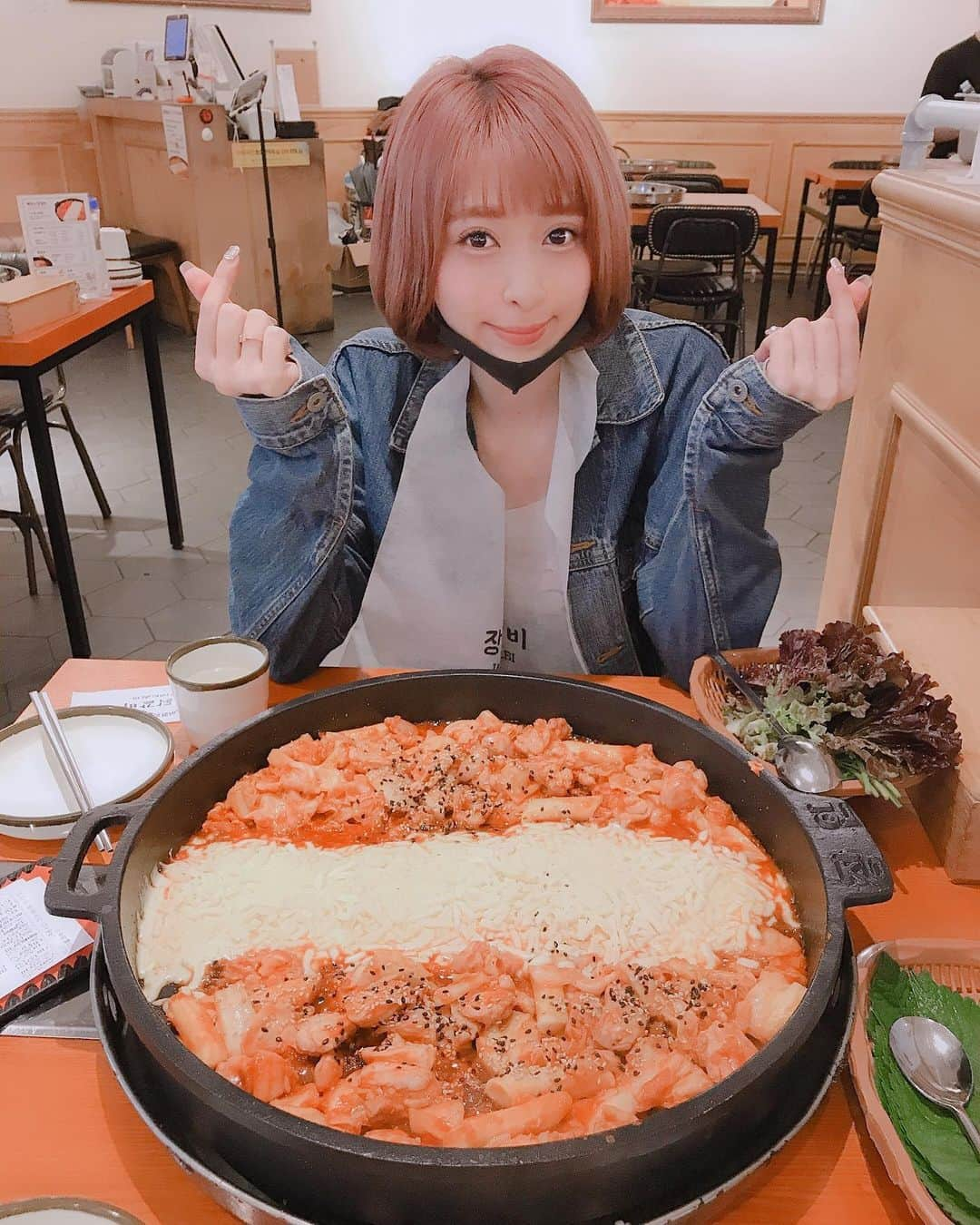 新部宏美さんのインスタグラム写真 - (新部宏美Instagram)「🧡🧡🧡🧡🧡🧡🧡🧡🧡🧡🧡🧀 * 韓国に来たら絶対食べる#チーズダッカルビ 🤤 * 〆はもちろんチャーハン❣️とびこのぷちぷち食感がたまらんっ🥳❤️ こんなに食べて3000円しない安さ🤩韓国最高ー🇰🇷 * * * #korea#cheese#koreanfood#하트#치즈#치즈닷갈비#韓国#韓国旅#チーズ#激辛グルメ#カンナム#江南区#チャーハン#炒飯#トッポギ」6月10日 6時36分 - piromin_1202