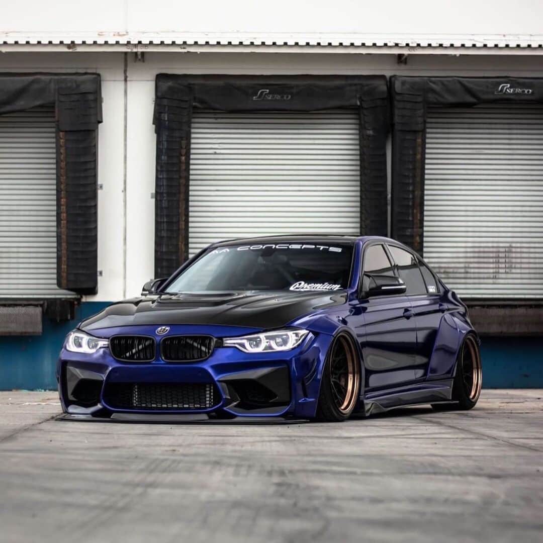 CarsWithoutLimitsさんのインスタグラム写真 - (CarsWithoutLimitsInstagram)「Insane F30! Have you seen @bagged_b58 new look? If your in the market for Carbon fiber parts hit up @aa__concepts ! Photo @montoyas_photography1  #carswithoutlimits #bmw #m3 #blue #carbonfiber」6月10日 6時42分 - carswithoutlimits