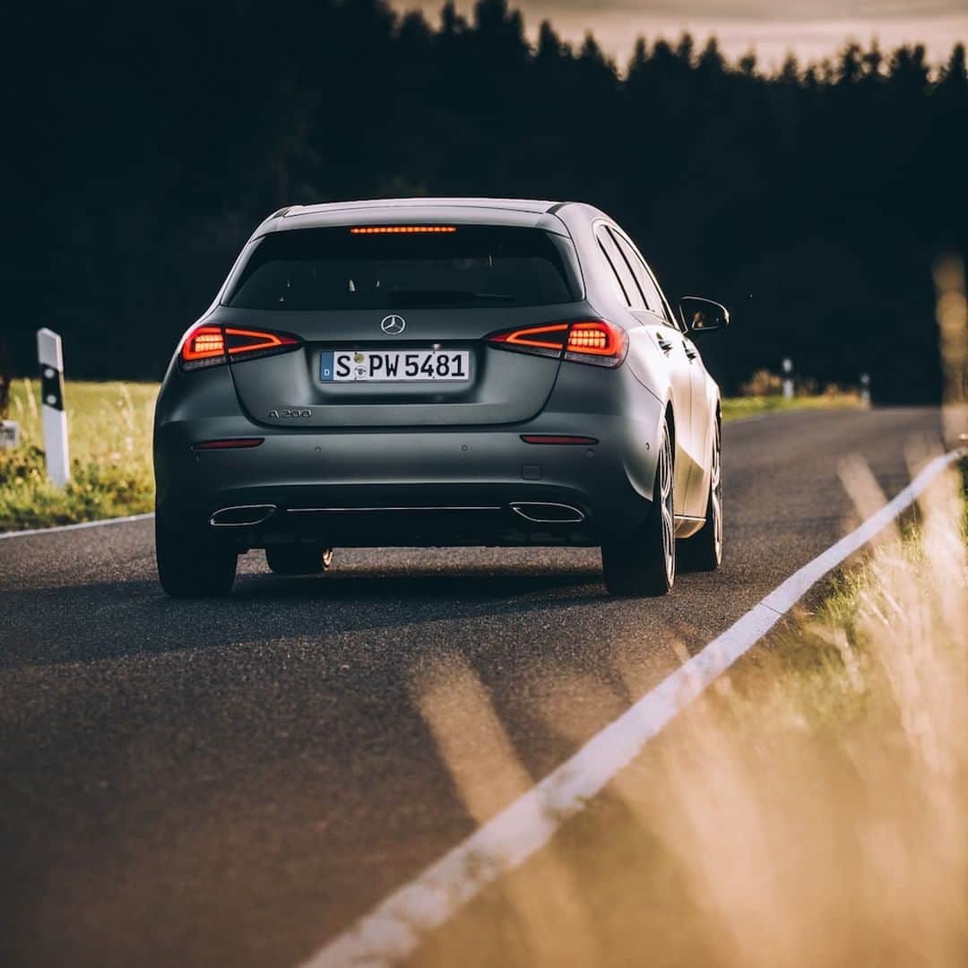 メルセデス・ベンツさんのインスタグラム写真 - (メルセデス・ベンツInstagram)「Heading to the new week. 🛣 📸: @maxleitner for #MBsocialcar . #Mercedes #MercedesBenz #carsofinstagram #InstaCars #Aclass #street #sunset」6月10日 6時55分 - mercedesbenz
