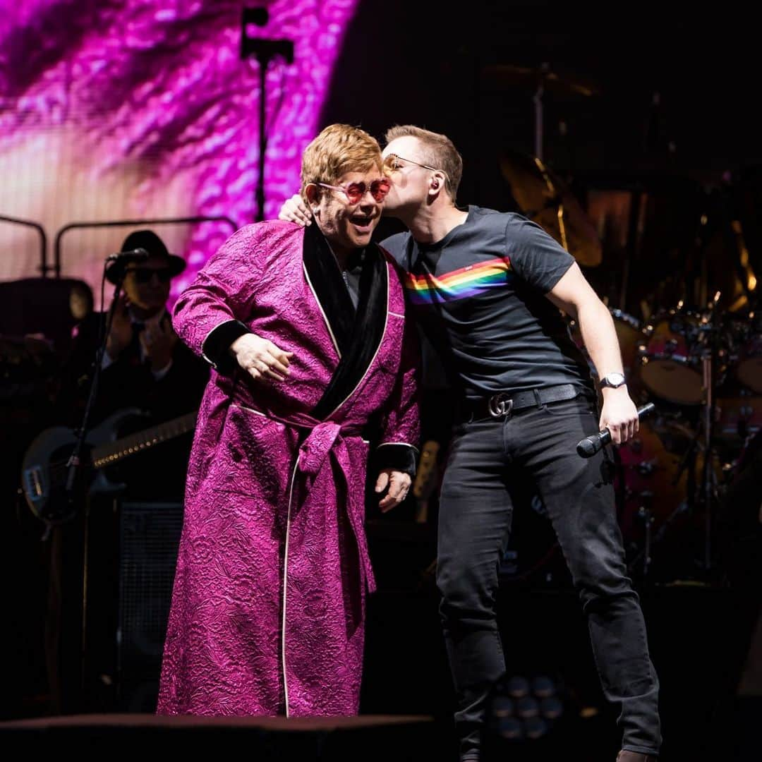 エルトン・ジョンさんのインスタグラム写真 - (エルトン・ジョンInstagram)「What a show in Brighton just now ❤️ Taron, thank you for joining me onstage tonight. We’ve shared so many moments during the filming and release of #Rocketman and singing 'Your Song' with you this evening is another I'll always cherish. 📷: @bengibsonphoto #EltonFarewellTour @rocketmanmovie @taron.egerton」6月10日 6時55分 - eltonjohn