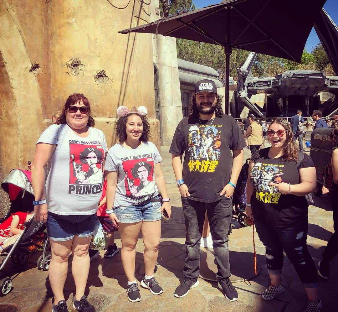 Saraのインスタグラム：「What are the chances this couple would show up wearing the exact same outfits as us? 😂👯‍♂️👯‍♀️😜😍 #galaxysedge #disneyland #twinningwithstrangers」