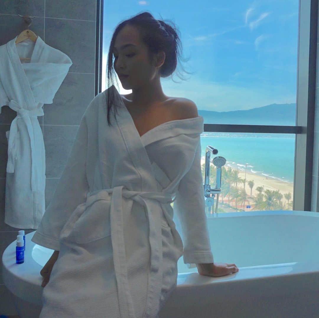 志摩マキさんのインスタグラム写真 - (志摩マキInstagram)「Bath time♪風呂入りながら景色が見れるの #最高 #朝 #ダナン  #ベトナム #景色 #ビーチ #Danang #vietnam  #ocean #view #grandtouranehotel #❤️ #mykhebeach #🔥 #bathtime #おはよう #good morning」6月10日 6時52分 - makishimaaa