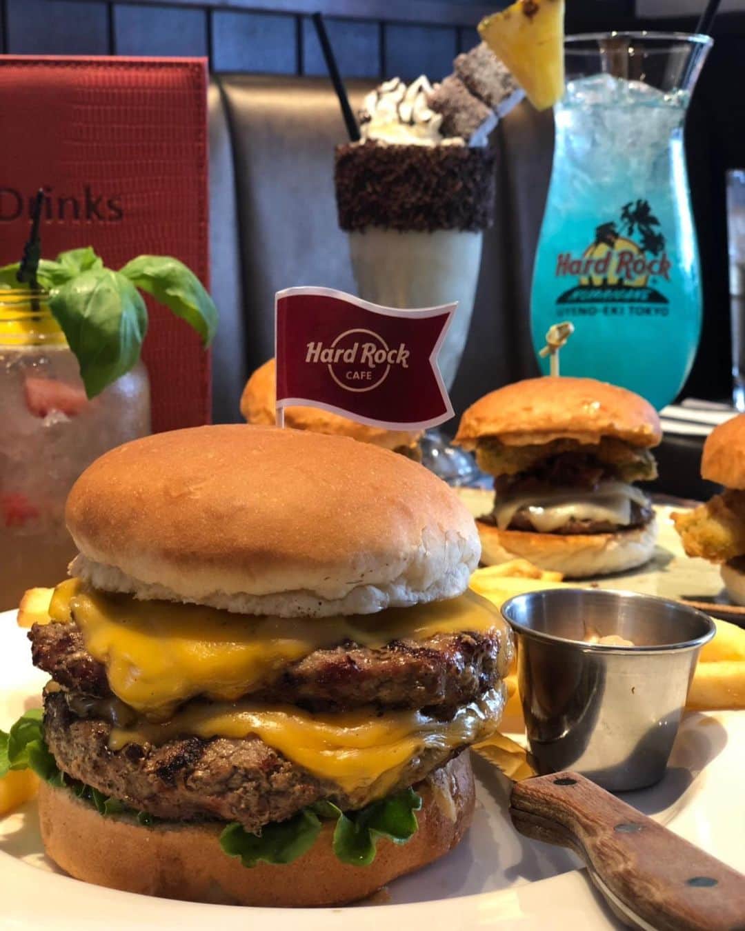 Sayaka.Mさんのインスタグラム写真 - (Sayaka.MInstagram)「. AD I had lunch at Hard Rock Cafe in Ueno and the Hamburger with topics was quite delicious ❣️ This is my favorite hard rock cafe menu I've ever eaten😌✨ Although it was BIG size, I ate it effortlessly.  Three burger series were easy to share! Avocado fry was delicious. The cute drink contains vanilla vodka and has chocolate on the cup. Hard Rock Cafe is currently running a sweepstakes to giveaway 25 ~ 100 $ gift certificates to @hrcuyenoekitokyo. ============================== To enter:  1) Follow @hrcuyenoekitokyo 2) Follow @insta.sayaka 3) Leave a comment tagging a friend to go to Hard Rock Cafe with you ============================== The Ueno store is easy to visit, and many guests ordered hamburger sets and steak sets at lunch, so I would like to try those next @hrcuyenoekitokyo #hardrockcafe #sweepstakes #HardRockCafeOfficial Sweepstakes Rules can be found here: https://izea.it/aYCmwhn . 先日は上野のハードロックカフェでランチ ボリュームたっぷりのバーガー🍔がかなり美味しかったんです❣️ ハードロックカフェのロンドン一号店で最初に出たメニューにインスパイアされた、オーソドックスな組み合わせの中にハードロックカフェらしさがあるバーガーは、今まで食べたハードロックのメニューで私的に一番好きかも😌✨ しっかりとしていながらも、しつこさがなくかなりのBIG sizeなのにペロッと食べちゃいました。 3つのバーガーシリーズはシェアしやすくてアボガドフライがまた美味しかったよ 映えなドリンクは🥤バニラウォッカが入っているんです。グラス周りのチョコが可愛い❤️ ハードロックカフェでは今キャンペーンをやっています。皆さん是非是非参加してね✨ 25~100$のギフト券を配布します ============================== 参加方法は ① @hrcuyenoekitokyo をフォロー ②@insta.sayaka をフォロー ②③連れていきたい友達をタグ付けして私のコメント欄にメッセージを残すだけ🤳 ============================== 上野店は入りやすいし、女子のランチのハンバーグセットや、ステーキセット🥩の注文率かなり高かったから私も次食べたいな🤤 . 私の食べ歩きの記録は Gourmet food information 제 외식기록 ↓↓↓ #sayaka動画 . . #ハンバーガー #ハンバーガー部 #ハンバーガー巡り #東京グルメ #東京カフェ #食べ歩き #キャンペーン実施中 #キャンペーン情報 #ハードロックカフェ #ハードロックカフェ東京 #札幌ママ #東京ママ #ueno #上野 #上野グルメ #hamburger #hamburguers #tokyolife #tokyocafe #上野カフェ #料理動画 #東京ランチ #カフェ巡り #カフェご飯 #カフェ好き」6月10日 6時53分 - insta.sayaka