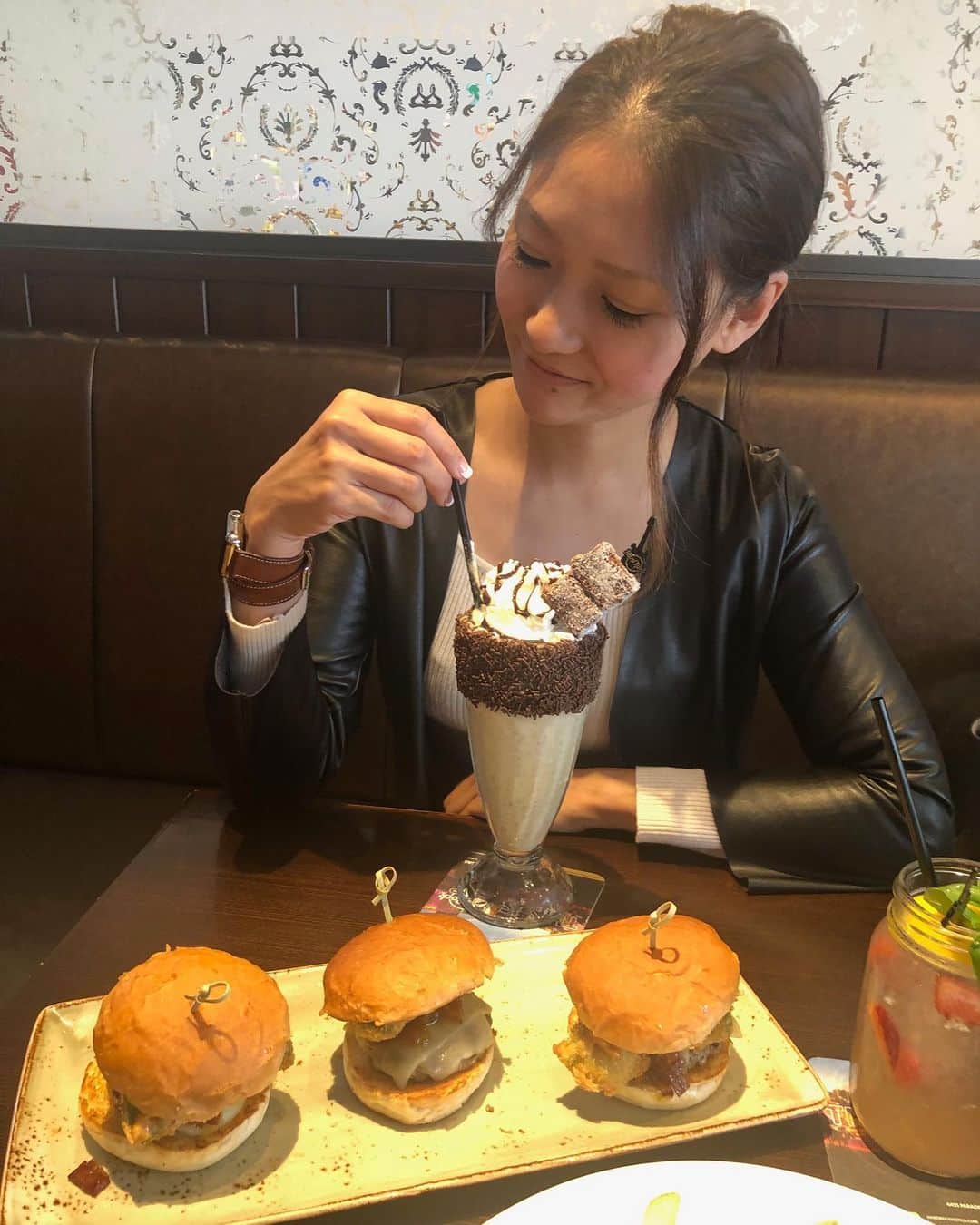 Sayaka.Mさんのインスタグラム写真 - (Sayaka.MInstagram)「. AD I had lunch at Hard Rock Cafe in Ueno and the Hamburger with topics was quite delicious ❣️ This is my favorite hard rock cafe menu I've ever eaten😌✨ Although it was BIG size, I ate it effortlessly.  Three burger series were easy to share! Avocado fry was delicious. The cute drink contains vanilla vodka and has chocolate on the cup. Hard Rock Cafe is currently running a sweepstakes to giveaway 25 ~ 100 $ gift certificates to @hrcuyenoekitokyo. ============================== To enter:  1) Follow @hrcuyenoekitokyo 2) Follow @insta.sayaka 3) Leave a comment tagging a friend to go to Hard Rock Cafe with you ============================== The Ueno store is easy to visit, and many guests ordered hamburger sets and steak sets at lunch, so I would like to try those next @hrcuyenoekitokyo #hardrockcafe #sweepstakes #HardRockCafeOfficial Sweepstakes Rules can be found here: https://izea.it/aYCmwhn . 先日は上野のハードロックカフェでランチ ボリュームたっぷりのバーガー🍔がかなり美味しかったんです❣️ ハードロックカフェのロンドン一号店で最初に出たメニューにインスパイアされた、オーソドックスな組み合わせの中にハードロックカフェらしさがあるバーガーは、今まで食べたハードロックのメニューで私的に一番好きかも😌✨ しっかりとしていながらも、しつこさがなくかなりのBIG sizeなのにペロッと食べちゃいました。 3つのバーガーシリーズはシェアしやすくてアボガドフライがまた美味しかったよ 映えなドリンクは🥤バニラウォッカが入っているんです。グラス周りのチョコが可愛い❤️ ハードロックカフェでは今キャンペーンをやっています。皆さん是非是非参加してね✨ 25~100$のギフト券を配布します ============================== 参加方法は ① @hrcuyenoekitokyo をフォロー ②@insta.sayaka をフォロー ②③連れていきたい友達をタグ付けして私のコメント欄にメッセージを残すだけ🤳 ============================== 上野店は入りやすいし、女子のランチのハンバーグセットや、ステーキセット🥩の注文率かなり高かったから私も次食べたいな🤤 . 私の食べ歩きの記録は Gourmet food information 제 외식기록 ↓↓↓ #sayaka動画 . . #ハンバーガー #ハンバーガー部 #ハンバーガー巡り #東京グルメ #東京カフェ #食べ歩き #キャンペーン実施中 #キャンペーン情報 #ハードロックカフェ #ハードロックカフェ東京 #札幌ママ #東京ママ #ueno #上野 #上野グルメ #hamburger #hamburguers #tokyolife #tokyocafe #上野カフェ #料理動画 #東京ランチ #カフェ巡り #カフェご飯 #カフェ好き」6月10日 6時53分 - insta.sayaka