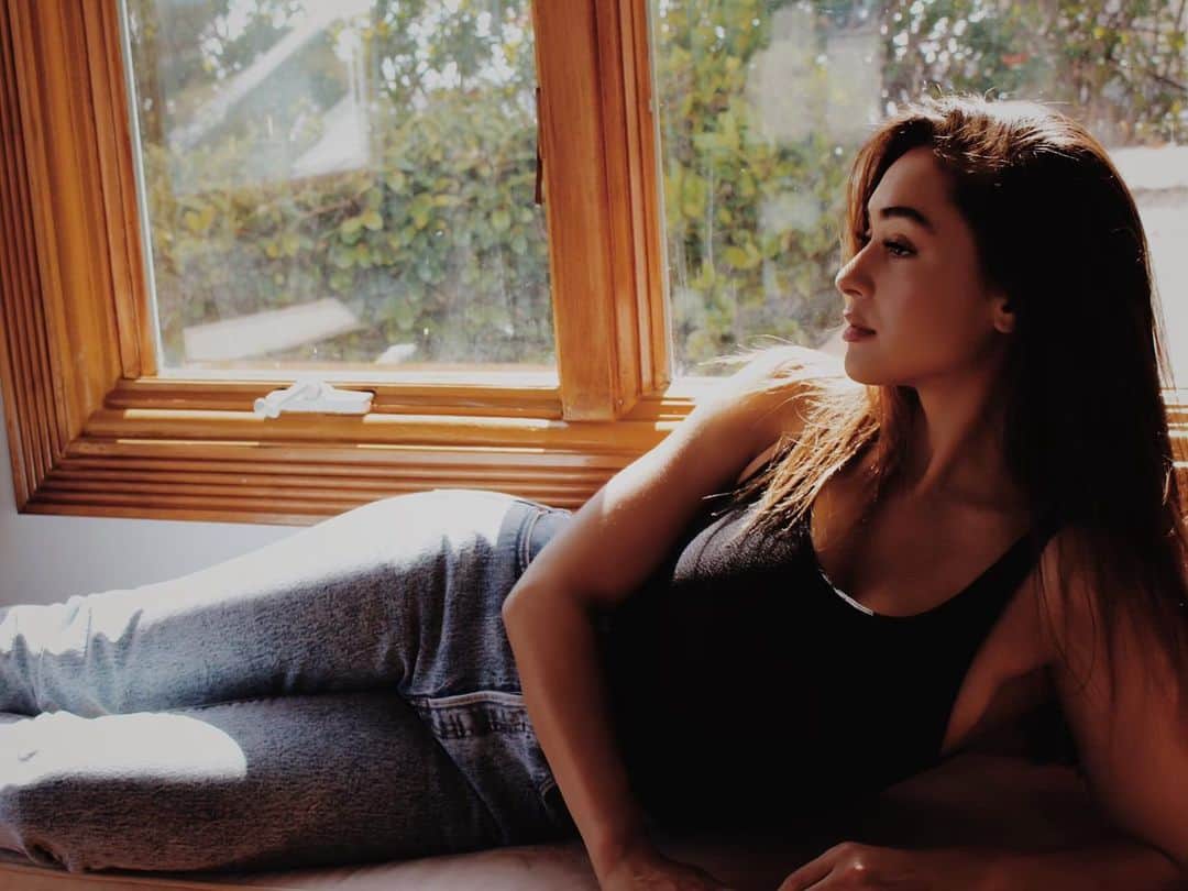 リンジー・モーガンのインスタグラム：「Waiting for an idea for this caption like......」