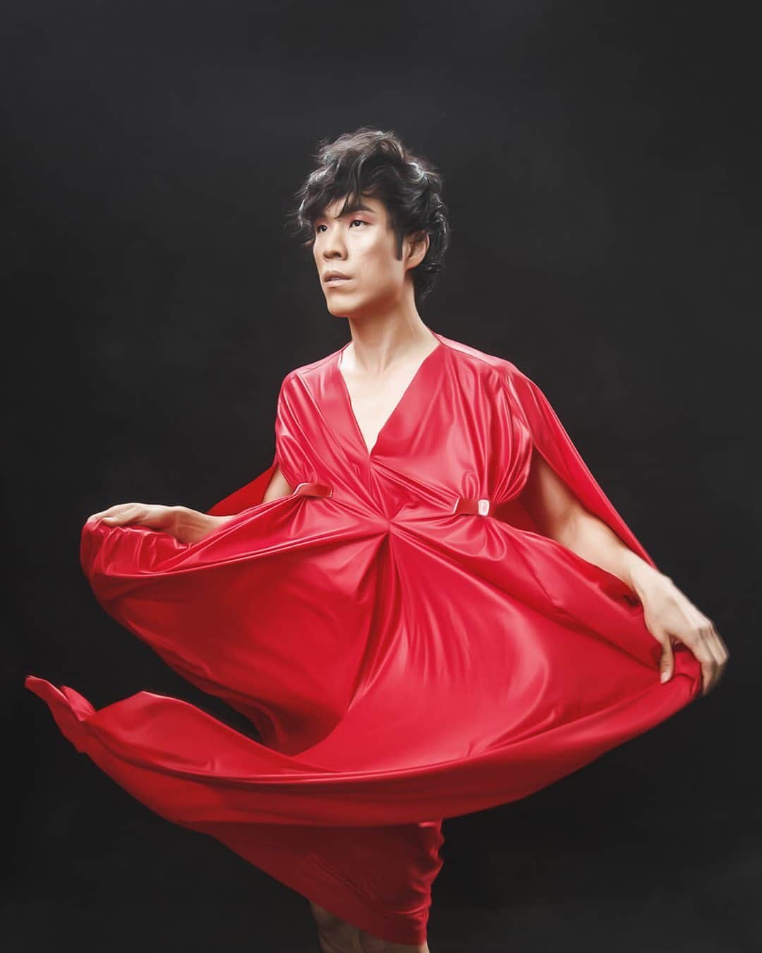 ユージン・リー・ヤンのインスタグラム：「red Photo: @jdrenes  Styling: @farrenjeanandrea  Designer: @ajaneofficial  Hair: @daviddanggg  Makeup: @ariannachayleneblean」