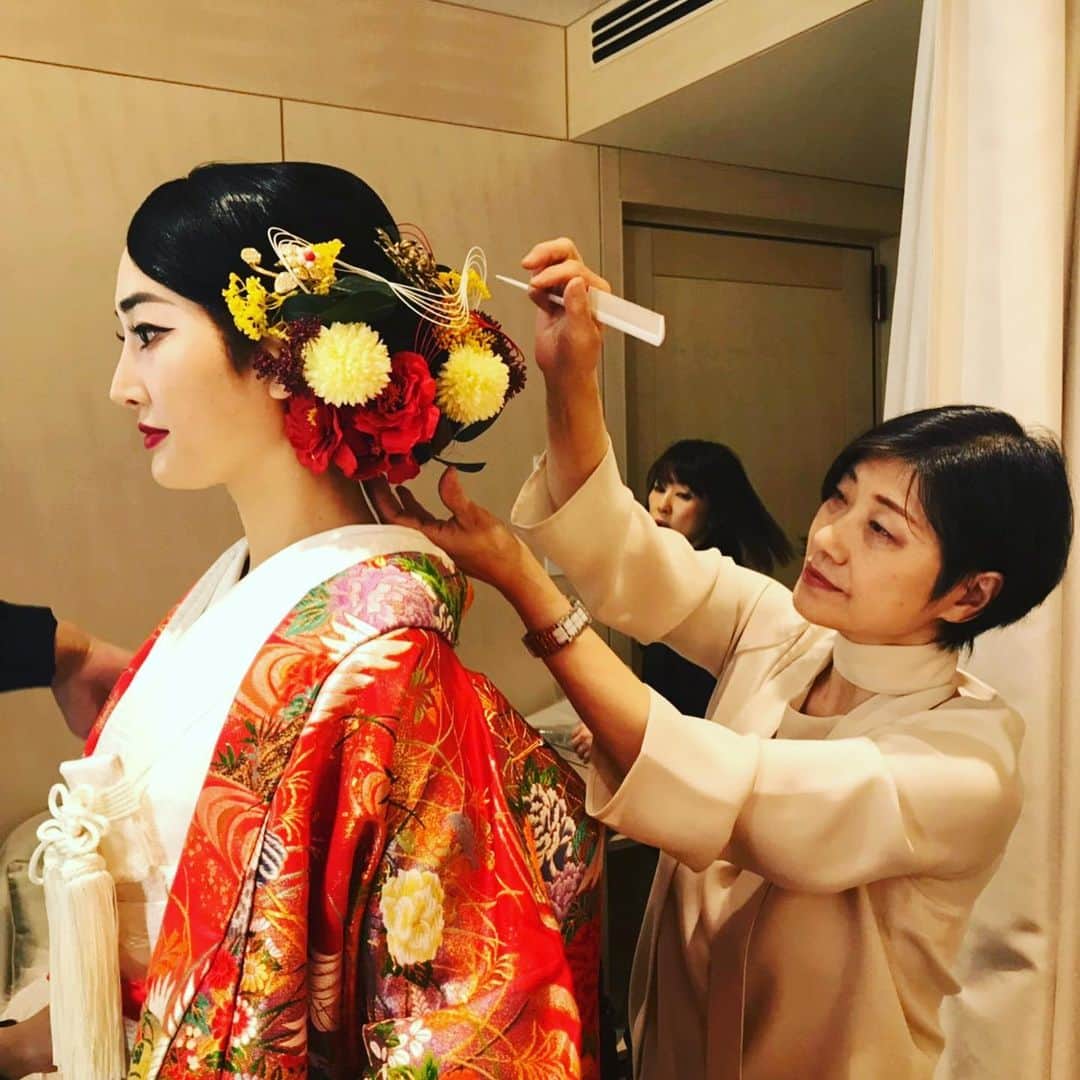 筒井菜月のインスタグラム：「【和装ヘア編】  結婚式の始まりは虹色の色打掛からスタート💕  ヘアスタイルは打掛に合わせて、赤・朱・黄色・白・緑を取り入れて構成して頂きました✨🥰✨ 御祝いの場にピッタリな水引と、上田先生がご持参下さったゴールドの髪飾りがポイントです❣️ メイクはベースメイクから丁寧に✨ 目の下の赤みのアイシャドウで、私の内なる情熱を表現❤️ 上田先生の神の手にはいつも感激です💕  #結婚式 #marriage #色打掛 #着物 #kimono #beauty #missinternational #happy #開運道アドバイザー #筒井菜月」