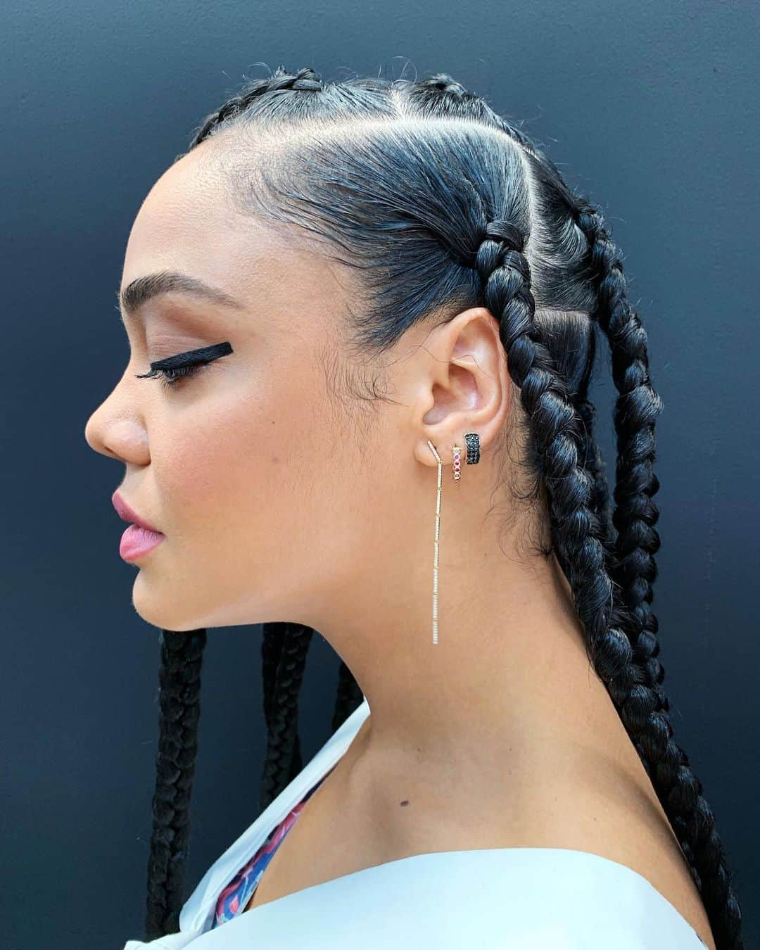 Lacy Redwayさんのインスタグラム写真 - (Lacy RedwayInstagram)「It’s all in the details ✨  Knotless knee length box braids on @tessamaethompson .  Also, look at the shape of this eyeliner by @babskymakeup 🙌🏾🙌🏾👏🏾👏🏾👏🏾 @waymanandmicah ❤️❤️❤️ .  #HairByLacyRedway #BraidsByLacyRedway #knotlessbraids #tessathompson #agentM #lacyxtessa」6月10日 7時24分 - lacyredway