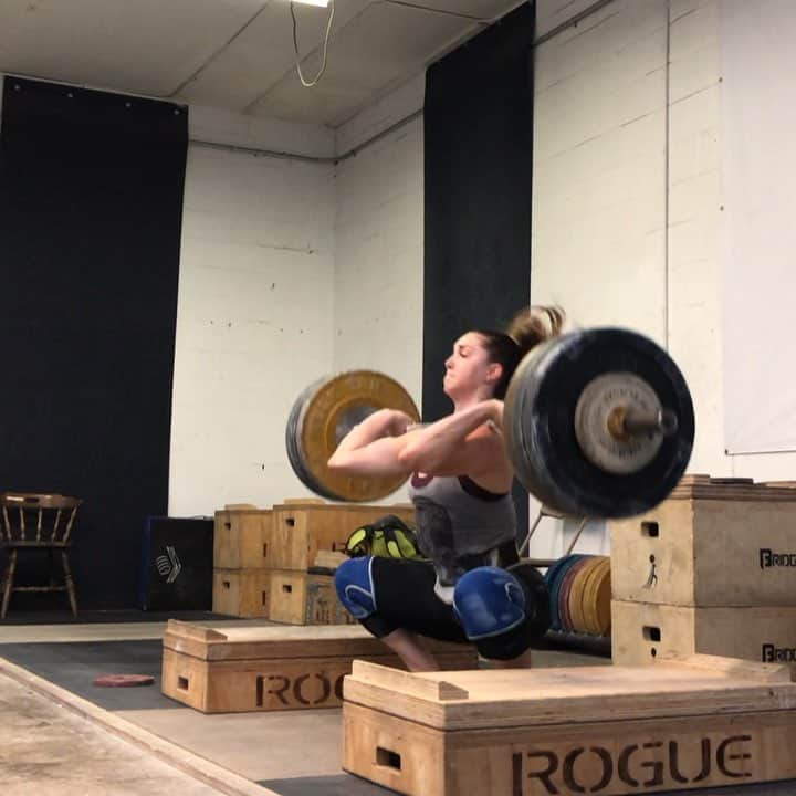 マッティ・ロジャーズのインスタグラム：「Had to move around my rest day for this week (thanks wisdom teeth), so that means Sunday evening training. Definitely wanted a rest day today after volume week & travel week, but came in, talked myself through my workout & got it done. 115kg/253lbs x 3 for my last few triples today. I look forward to adding to this. Week 2 back to full lifts, DONE. Building every day. @roguefitness @2poodperformance @rehband」