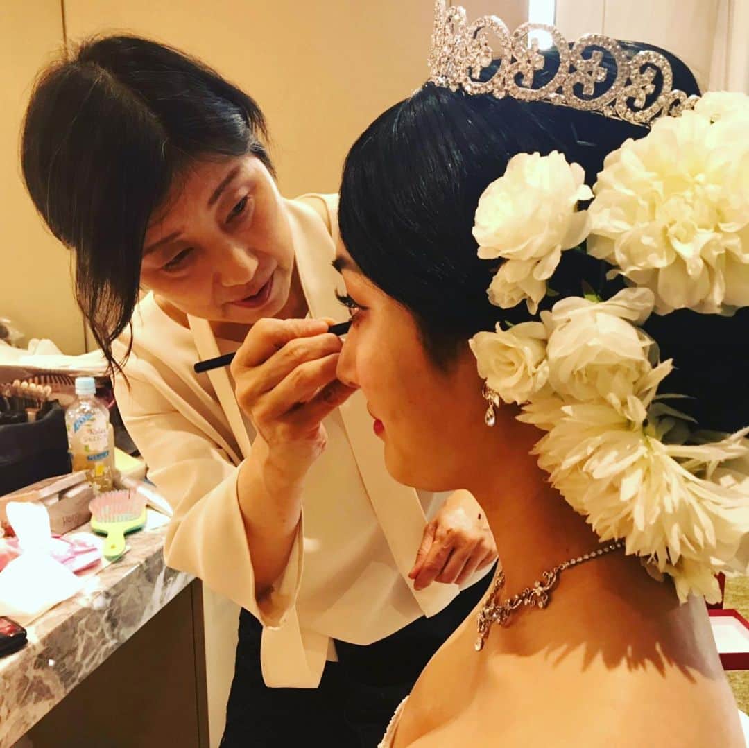 筒井菜月のインスタグラム：「【ドレス編】  結婚式のお色直しでは約15分でヘアメイクをチェンジしました✨  色打掛からウエディングドレスに💕 純白のサテンのドレスに合う様にヘアは白薔薇と芍薬のお花畑の様...🥰 #パソナハートフル 様に作って頂いたアーテイシャルフラワーと、上田先生ご持参のアイテムをMIXしてロマンティックに仕上げて頂きました💕  メイクもドレスに合わせて優しいエレガントな雰囲気にチェンジ✨  身体は愛子さんにツヤ感のあるプラチナのクリームを塗って頂きました😍  短時間でこんなに大きくチェンジできる事にビックリです❤️ #結婚式 #beauty #上田美江子 #happy #東京會舘 #missinternational #marriage #筒井菜月 #開運道アドバイザー」