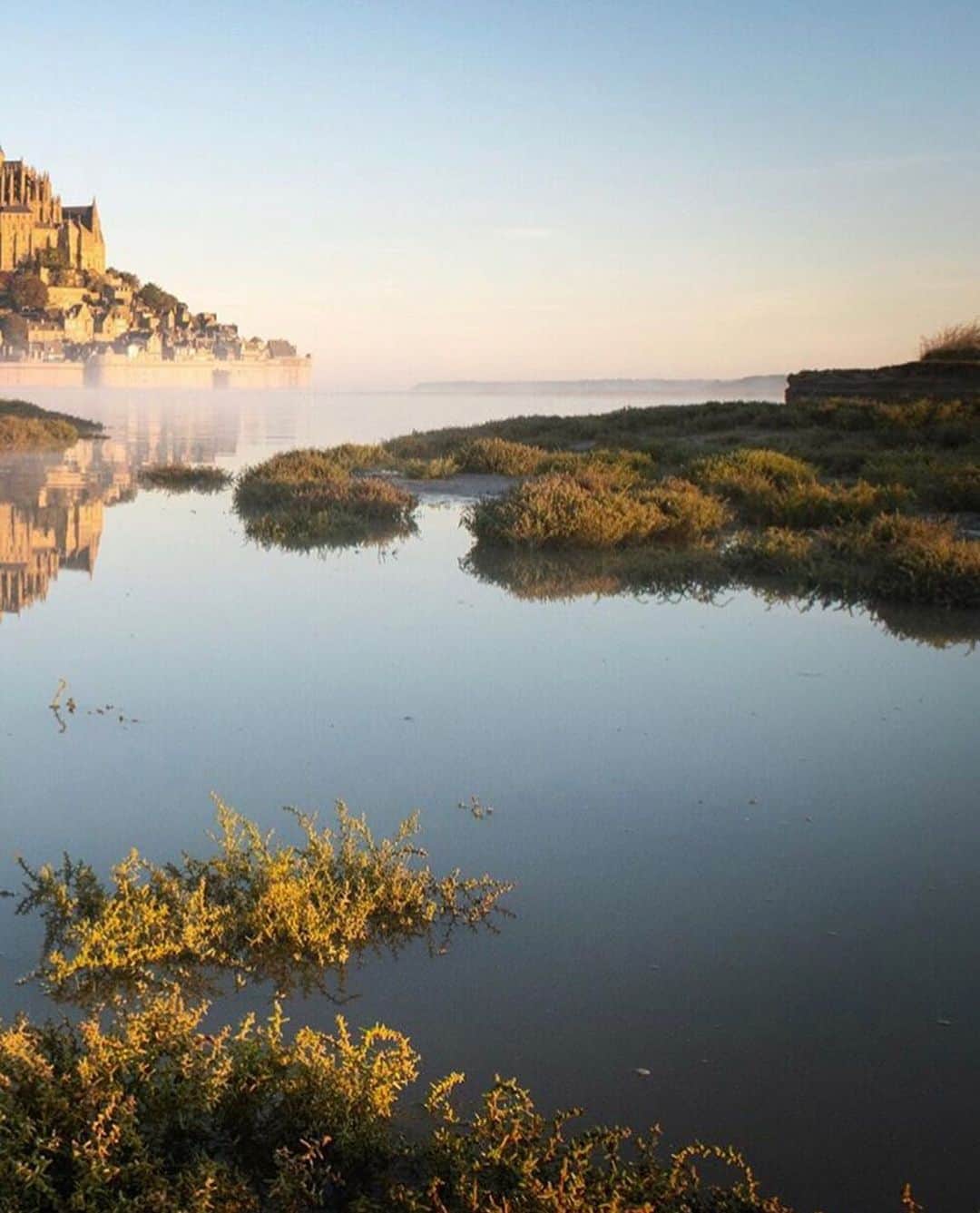 Canon Photographyさんのインスタグラム写真 - (Canon PhotographyInstagram)「Who can tell us what’s going on in this photo? We’ll give the first one with the right answer a shoutout!  Photography | @tomarcherphoto  Mont Saint-Michel, France  #canon_photos #montsaintmichel #france #reflection #reflectiongram #sunriselovers #beautifulphotos」6月10日 7時29分 - cpcollectives