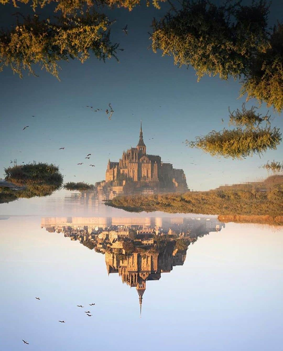 Canon Photographyさんのインスタグラム写真 - (Canon PhotographyInstagram)「Who can tell us what’s going on in this photo? We’ll give the first one with the right answer a shoutout!  Photography | @tomarcherphoto  Mont Saint-Michel, France  #canon_photos #montsaintmichel #france #reflection #reflectiongram #sunriselovers #beautifulphotos」6月10日 7時29分 - cpcollectives