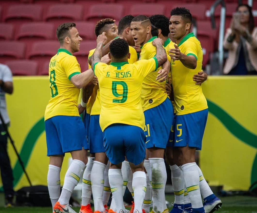 カゼミーロさんのインスタグラム写真 - (カゼミーロInstagram)「💪🏽 Estamos prontos! 💪🏽Próximo desafio: Copa América. #SeleçãoBrasileira #VamosBrasil #CA5EMIRO . . . . . 📸 @nogueirafoto」6月10日 7時29分 - casemiro