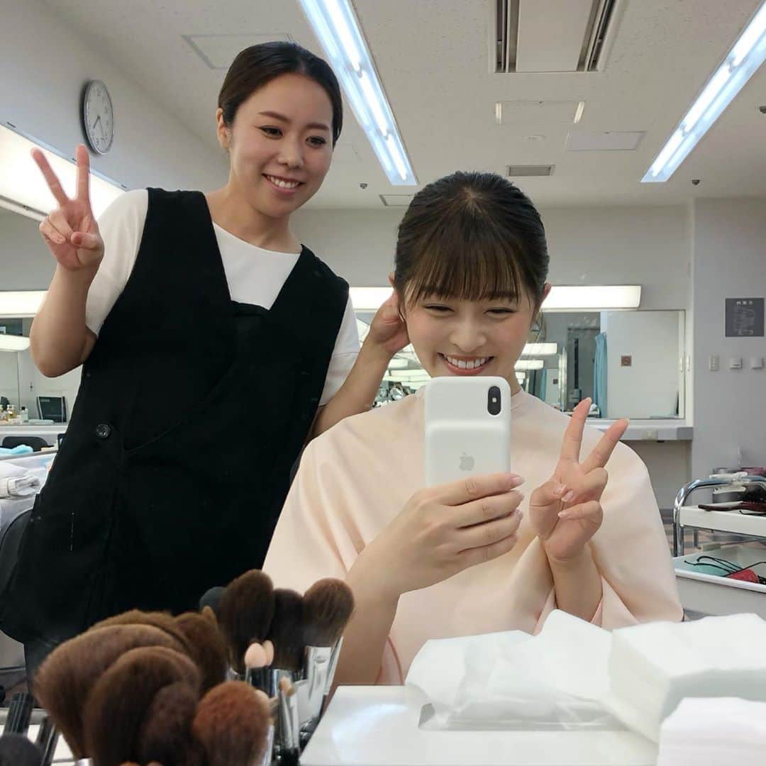 中村秀香のインスタグラム：「#すまたん 本番前。  月曜日担当の ヘアメイクさんと☺️！ .  #AIC #いつもありがとうございます ✨」