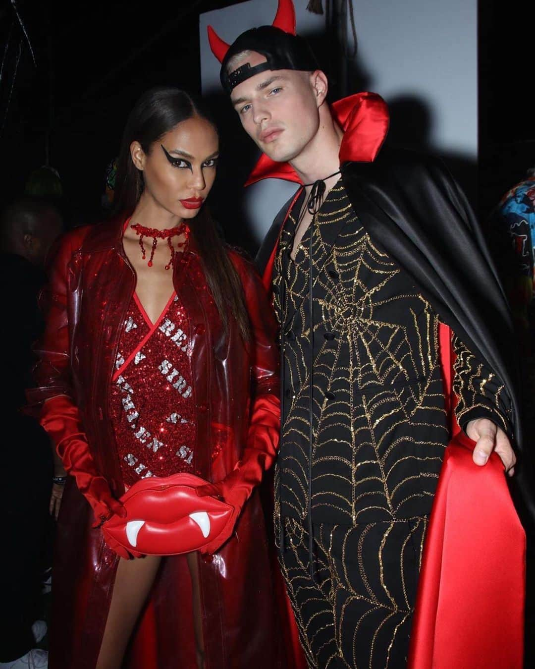 Moschinoさんのインスタグラム写真 - (MoschinoInstagram)「#Repost @denek_k ・・・ @moschino backstage with amazing beautiful @joansmalls ♥️💙 Thank you so much @itsjeremyscott for this amazing opportunity 🙏🏻💘 Photo by my good friend  @marco_ovando 💙📸 @soulartistmgmt 💙 #moschino #jeremyscott #fashionshow #backstage @universalstudioslot @carlynecerfdedudzeele #cerfstyle @jimmypaulhair @kabukinyc @supercube @_genevievegreen @michelgaubert #joansmalls #denekkania」6月10日 7時47分 - moschino