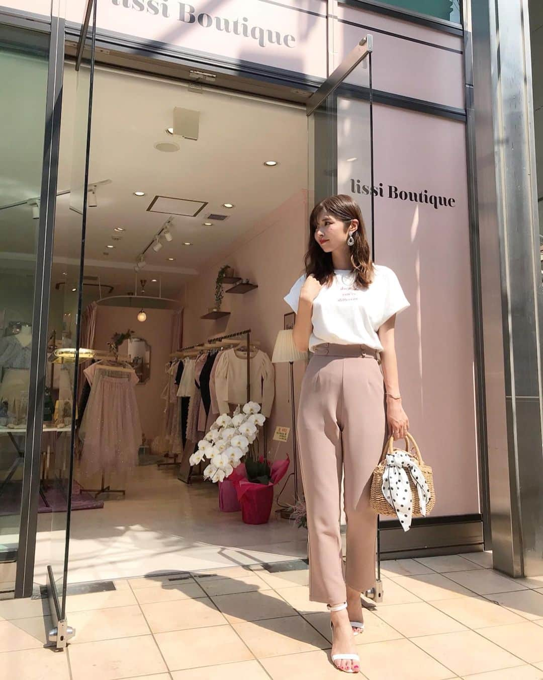 haruru0724さんのインスタグラム写真 - (haruru0724Instagram)「先日、原宿にオープンした @lissi__boutique のお店に 行って来ました❤︎ . . 可愛いお洋服がいっぱいの @lissi__boutique 、 可愛いお洋服のほかに、 私が着ているTシャツやパンツなど、 大人可愛いアイテムもあったよ✨ 私の持ってるバッグとスカーフも @lissi__boutique のです♡ . . それと、店内もすごく可愛いんです💕 しかも、美味しいタピオカも飲めるので、 是非行ってみて下さい💛 . . . 店舗名：lissi Boutique原宿店 営業時間：平日12:00〜19:00 土日祝:12:00〜20:00 定休日：不定休 住所：〒 150-0001 東京都渋谷区神宮前一丁目20番12号 1階 TEL:(03)-6447-1142 . . . #lissiboutique #原宿 #竹下通り #ママコーデ #ママファッション #大人可愛い #大人かわいい #大人カジュアル #きれいめカジュアル #シンプルコーデ #カジュアルコーデ #プチプラコーデ #大人女子コーデ #着回しコーデ #今日のコーデ #mamagirl #locari #タピオカ #タピオカ好き #タピオカグラム #カフェ部 #カフェ巡り #cafe #cafe巡り #カフェスタグラム #ファッション #コーデ #instafashion #code #おしゃれさんと繋がりたい」6月10日 7時40分 - haruru0724