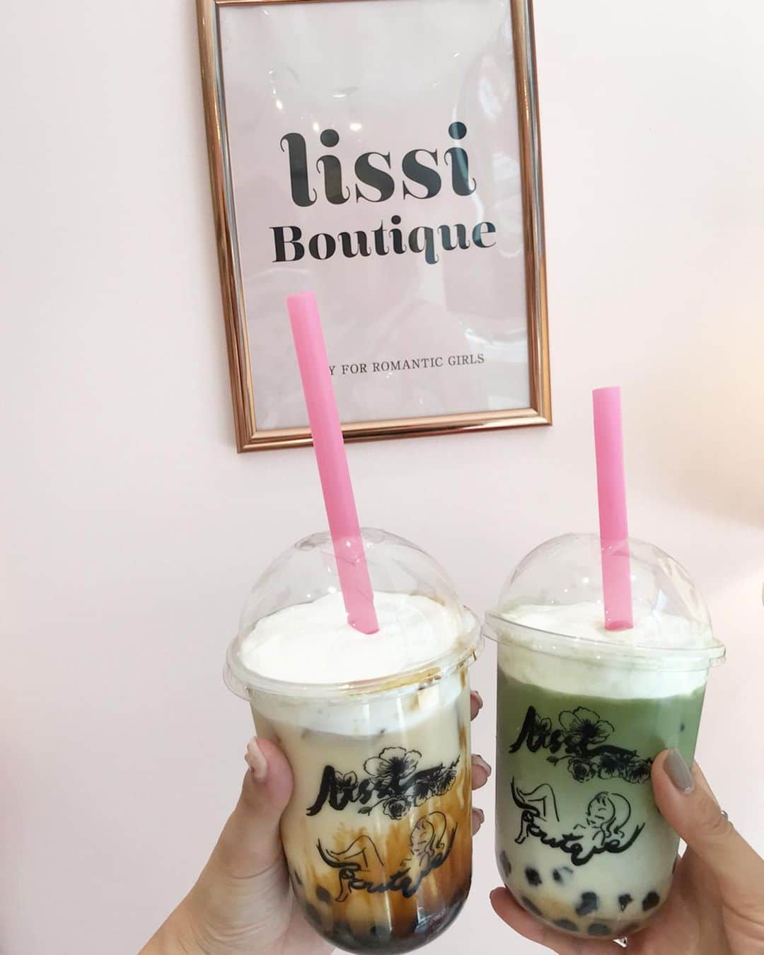 haruru0724さんのインスタグラム写真 - (haruru0724Instagram)「先日、原宿にオープンした @lissi__boutique のお店に 行って来ました❤︎ . . 可愛いお洋服がいっぱいの @lissi__boutique 、 可愛いお洋服のほかに、 私が着ているTシャツやパンツなど、 大人可愛いアイテムもあったよ✨ 私の持ってるバッグとスカーフも @lissi__boutique のです♡ . . それと、店内もすごく可愛いんです💕 しかも、美味しいタピオカも飲めるので、 是非行ってみて下さい💛 . . . 店舗名：lissi Boutique原宿店 営業時間：平日12:00〜19:00 土日祝:12:00〜20:00 定休日：不定休 住所：〒 150-0001 東京都渋谷区神宮前一丁目20番12号 1階 TEL:(03)-6447-1142 . . . #lissiboutique #原宿 #竹下通り #ママコーデ #ママファッション #大人可愛い #大人かわいい #大人カジュアル #きれいめカジュアル #シンプルコーデ #カジュアルコーデ #プチプラコーデ #大人女子コーデ #着回しコーデ #今日のコーデ #mamagirl #locari #タピオカ #タピオカ好き #タピオカグラム #カフェ部 #カフェ巡り #cafe #cafe巡り #カフェスタグラム #ファッション #コーデ #instafashion #code #おしゃれさんと繋がりたい」6月10日 7時40分 - haruru0724