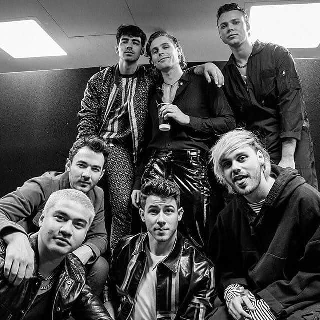 5 Seconds of Summerさんのインスタグラム写真 - (5 Seconds of SummerInstagram)「Love watching these guys put their incredible energy into the world again. Glad you’re back @jonasbrothers.」6月10日 7時41分 - 5sos