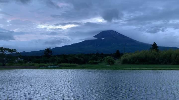 phantastic420のインスタグラム：「. 🤩🤩“Shizuoka” prefecture in Japan is a place where you can see the most “phantastic” Mt. Fuji🗻 in the world.🤩 #富士山 #mtfuji #japan #shizuoka #fujinomiya  #phantastic420photography #mostphantasticmtfuji #selamatpagi  #goodmorning  #おはようございます 😇😇😇😇😇😇😇🗻😇😇 今朝、一瞬光入ったのですけどねぇ〜🤣微妙に焼けてるところわかりますか？😅残念😅」