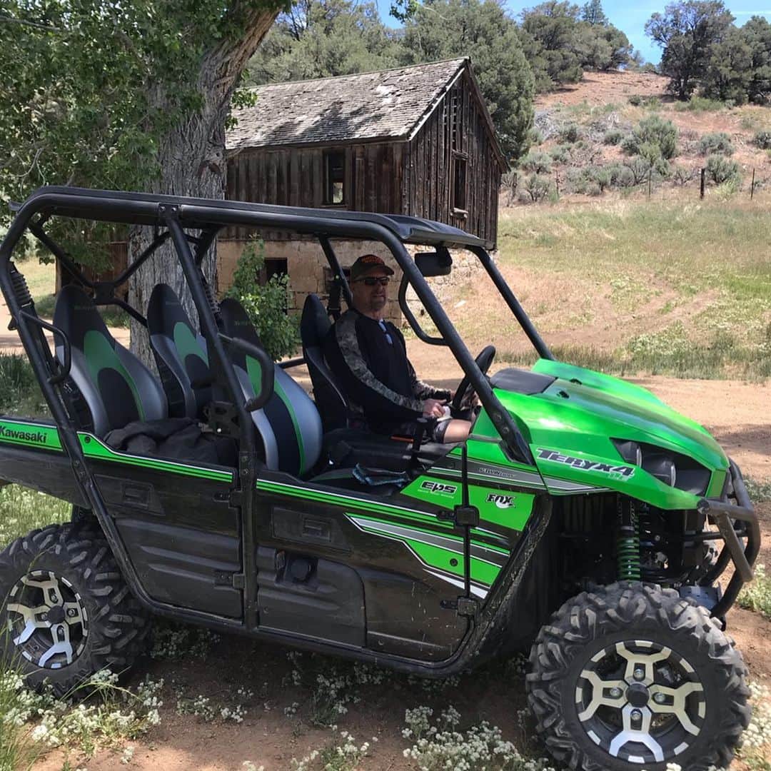 ストーン・コールド・スティーブ・オースチンのインスタグラム：「Riding the roads with @a_hall03 and company. Nevada country is a helluva lot different than South Texas. I’m still turned around half the time, but there ain’t nothing better than riding out in the woods.  #texas  #nevada #4X4  #teryx4 @kawasakiusa」