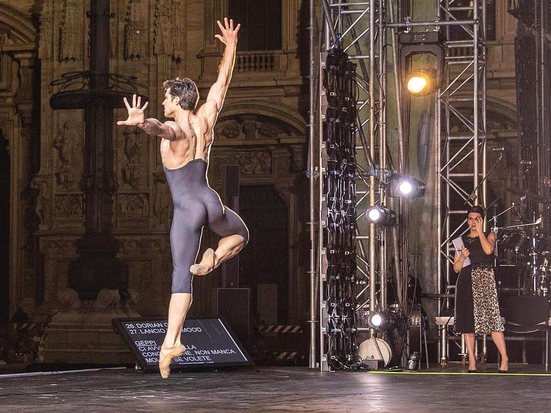 ロベルト・ボッレさんのインスタグラム写真 - (ロベルト・ボッレInstagram)「A week ago in Piazza Duomo. @ondance.it @iogeppicucciari #finalshow @dancersdiary」6月10日 13時19分 - robertobolle