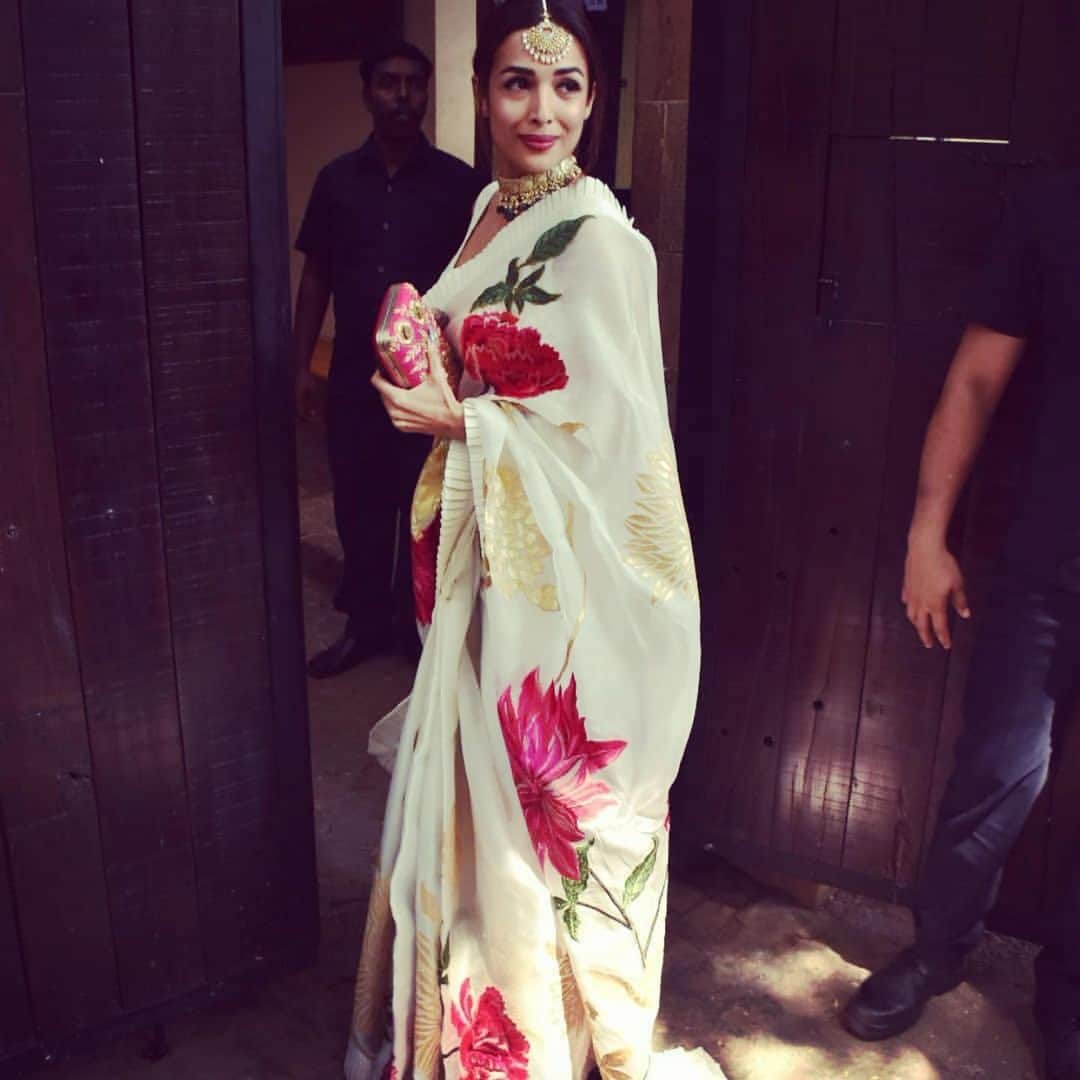 Indianstreetfashionさんのインスタグラム写真 - (IndianstreetfashionInstagram)「Malaika Arora looks drop dead gorgeous in this floral saree .. we are head over heels about her look 🌸 #indianstreetfashion  #saree #sotd  #glam #weddingguestoutfit  #sareenotsorry  #bollywoodstylefile  #oodt #fashiongram  #trousseau  @malaikaaroraofficial」6月10日 13時12分 - indianstreetfashion