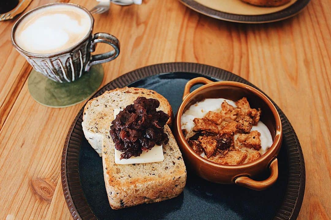 のインスタグラム：「お返事前にすみません🙏🏻💦 @cobo_pan さんのモーニング🍞☕️💕 #あんバター と #グラノーラ 💛 このグラノーラ、コボパンさん特製らしいのですがすごく美味しい😍 店内で販売されているフォカッチャサンドもしっとりもちもちで最高です🧡 ☻ ☻  #cobopan#コボパン#都島#都島カフェ#都島パン屋#mamacafe#osaka#osakacafe#大阪#大阪パン屋#大阪カフェ#大阪グルメ#京橋カフェ#京橋パン屋#京橋グルメ#breakfast#大阪モーニング#osakacafe#大阪カフェ」