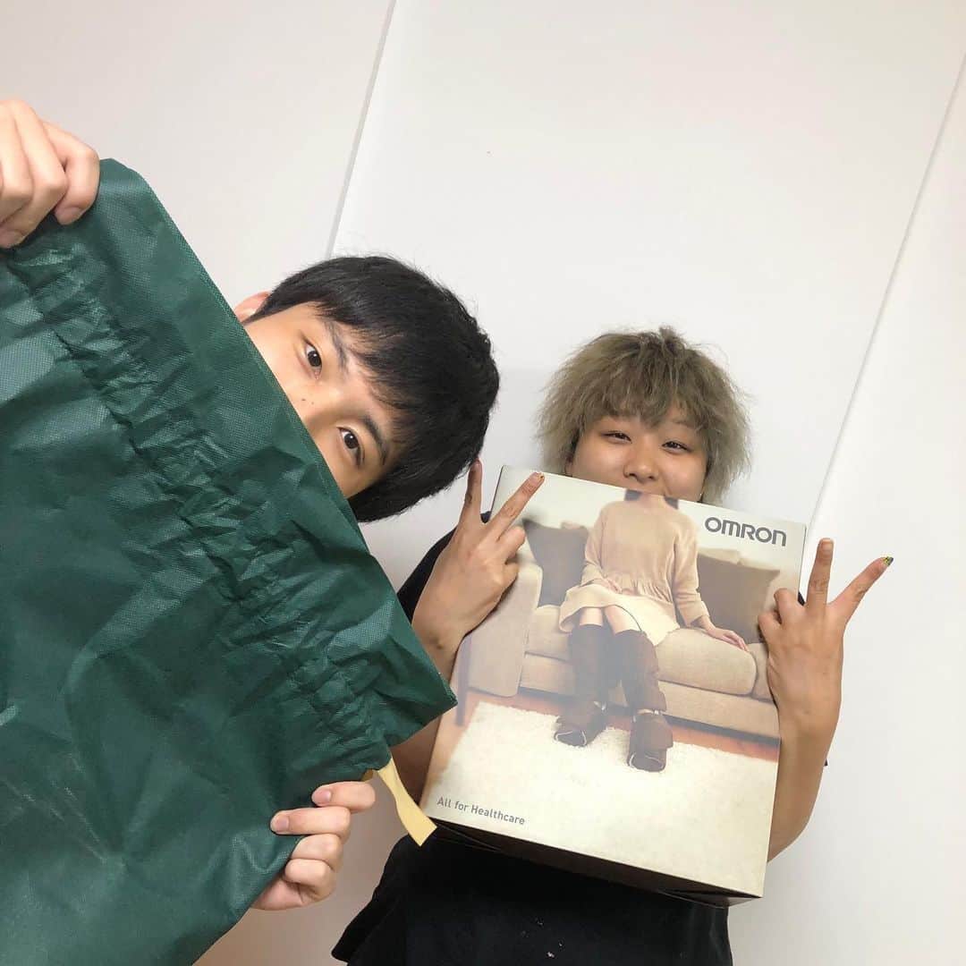 のインスタグラム：「高校からの知り合いに誕生日プレゼントあげました🎉 #体重同じ #水なら浮くのはちろる」