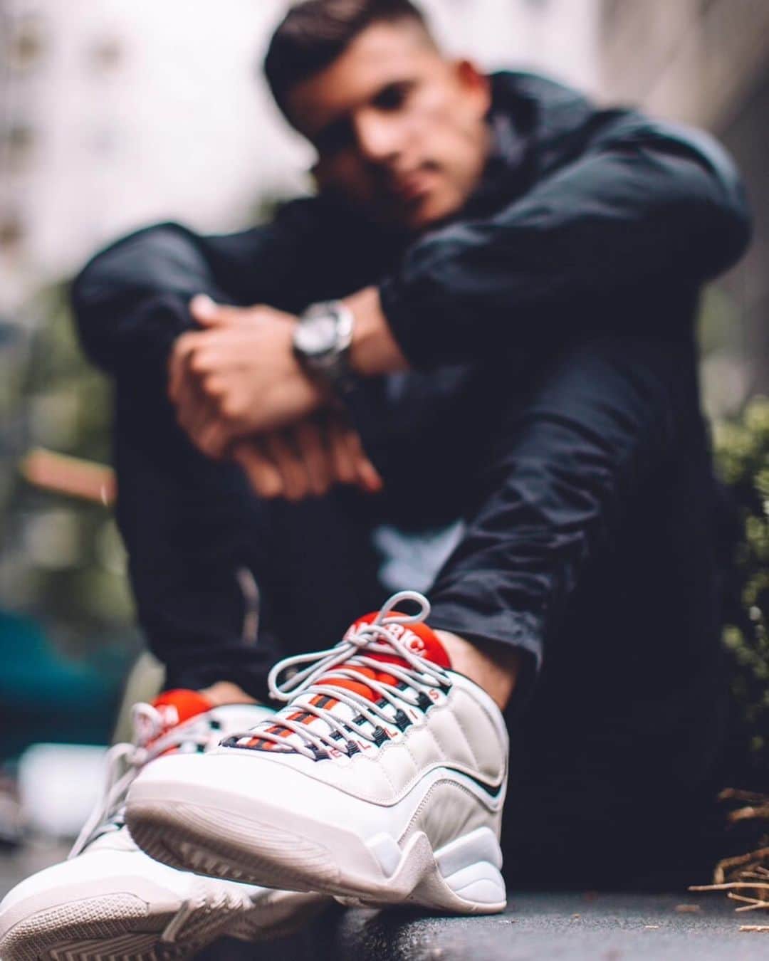 ペリーエリスのインスタグラム：「Kicking it w/ @nickybtv. Tap to shop the #PerryEllisAmerica sneaker. 📷 @felixjavierphotography」