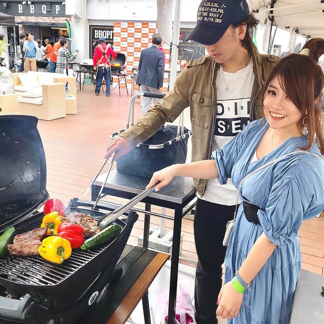 中道あすかさんのインスタグラム写真 - (中道あすかInstagram)「昨日は#家族 でオシャレBBQ〜❤️ #桧家住宅 さん主催の【チャレンジ！屋上BBQ】にご招待いただきました☺️💓 . . . 「#バーベキュー といえば❣️」なBBQ芸人、 #たけだバーベーキュー さん(@takeda_bbq )もゲストでいらっしゃって、 各テーブルにまわって美味しいBBQの仕方の 個別レクチャーまでしてもらえたよ〜😍💓 . .  ビックリしたのは、 普通、BBQの野菜って、 皮むいてカットしてから焼くでしょ！？！ . . .  それがNGなんだってーーー!!!!!!!!!😱 . . . なんと玉ねぎもパプリカも、 ゴロンとそのまんま焼くの😱‼️‼️ . . .  そしたら、もうーーー全然違った😍❤️❤️ 野菜の水分が逃げずに、超ーーーみずみずしくなるっ😆❣️ .  ジューシーで甘くて、すごい❤️❤️ . . あとね、ポップコーンに、 溶かしたマシュマロとチョコレートを絡めて食べるのも すっっごく美味しかったー😆💓 . .  この野菜の焼き方と、 BBQデザートは、 この夏BBQやる予定があったら 是非覚えておいてくださいっ😍💓 . . .  ちなみに、昨日BBQをやった場所は、 #目黒 の#BBQPIT だったんですが、 . . 会場につくと、ヒノキヤさんが提案してる、 #屋上リビング のオシャレな空間が再現されてて めちゃくちゃくつろぎながら家族で#BBQ を 楽しませていただきました😌🌴❤️ . . . 「あ〜〜〜〜うちにも屋上があったら、休日は自宅でこんなことできるのかな〜😍❤️❤️」 なんて、夢見てしまったよ😂💓（爆） . .  ほんっっと、屋上欲しい😭‼️‼️‼️←← 憧れる〜〜〜〜〜😍 . . . .  ーAmazonギフト券プレゼントー . ヒノキヤグループでは、6/14まで、 ①公式アカウント(@hinokiya_group )をフォロー ②↑の中のキャンペーン投稿に「いいね！」 の２つをするだけで、Amazonギフト券1万円が 抽選で当たるそうですよ〜💓 . やるべし💓 . . . .  #BBQ#PR#青空リビング#屋上BBQ#barbecue#camping#バーベキュー#マイホーム#親子コーデ#親子リンクコーデ#ママコーデ#キッズコーデ#子連れ#おでかけ#family#インテリア#夏休み#プレゼントキャンペーン#プレゼント企画#プチプラコーデ#お洒落さんと繋がりたい #ママ#子育て」6月10日 7時52分 - asuroom