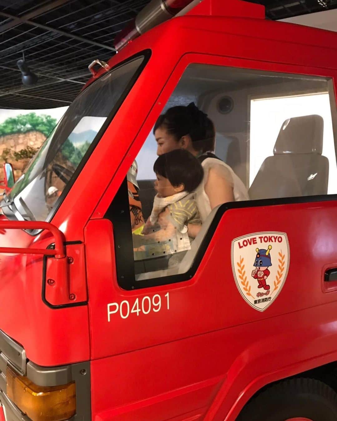 氷浦紫さんのインスタグラム写真 - (氷浦紫Instagram)「#消防博物館 の続き。  何度も同じところぐるぐる回って見てた。  #ヘリコプター は乗っててもよくわかってないぽかったけど、やっぱ男の子なんだな～って実感。 この子が居なけりゃ一生行かなかったと思う場所。 むしろ、車とか好きじゃなかったし。 でも、今は『消防車いいじゃん！』くらいに思うようになったわ(爆) 旦那さんが、『好きな人が好きな物を好きになるってやつだね』と言っていた。確かに。(❁´ω`❁) #消防車#ヘリコプター#1歳4ヶ月#東京消防博物館#はたらくくるま #1y4m #髪の毛ふさふさボーイ #ウーカンカン #男の子ママ#車大好き#救急車#男の子モデル#イアラ#イアラモデルエージェンシー #iaramodelagency #iara」6月10日 7時53分 - yukalihiula