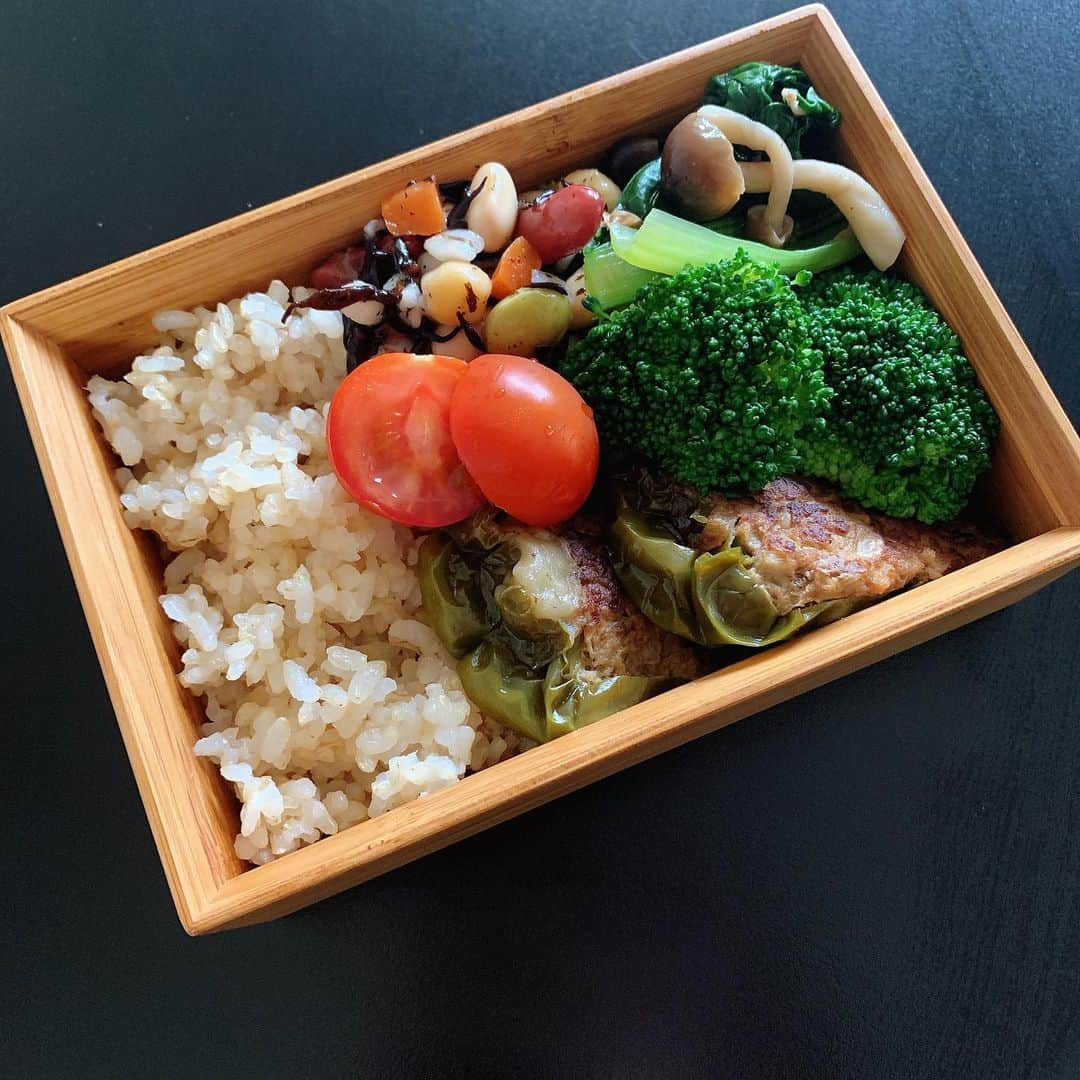 森絵里香さんのインスタグラム写真 - (森絵里香Instagram)「サロン弁当😋 玄米・肉詰めピーマン・小松菜としめじのお浸し・ひじきと豆のサラダ・ブロッコリー・プチトマト . 今週はご飯の約束が多いので、調整できる時に気をつけようと思います✨  先週から撮影・サロンと続いていたけれど、今日を乗り越えれば一旦お休み！ 最後まで頑張ろう💪 . . 皆さま マイペースに、素敵な1週間にしましょうね☺️❤️ . . #サロン弁当 #昭和弁当」6月10日 7時55分 - morierika0502