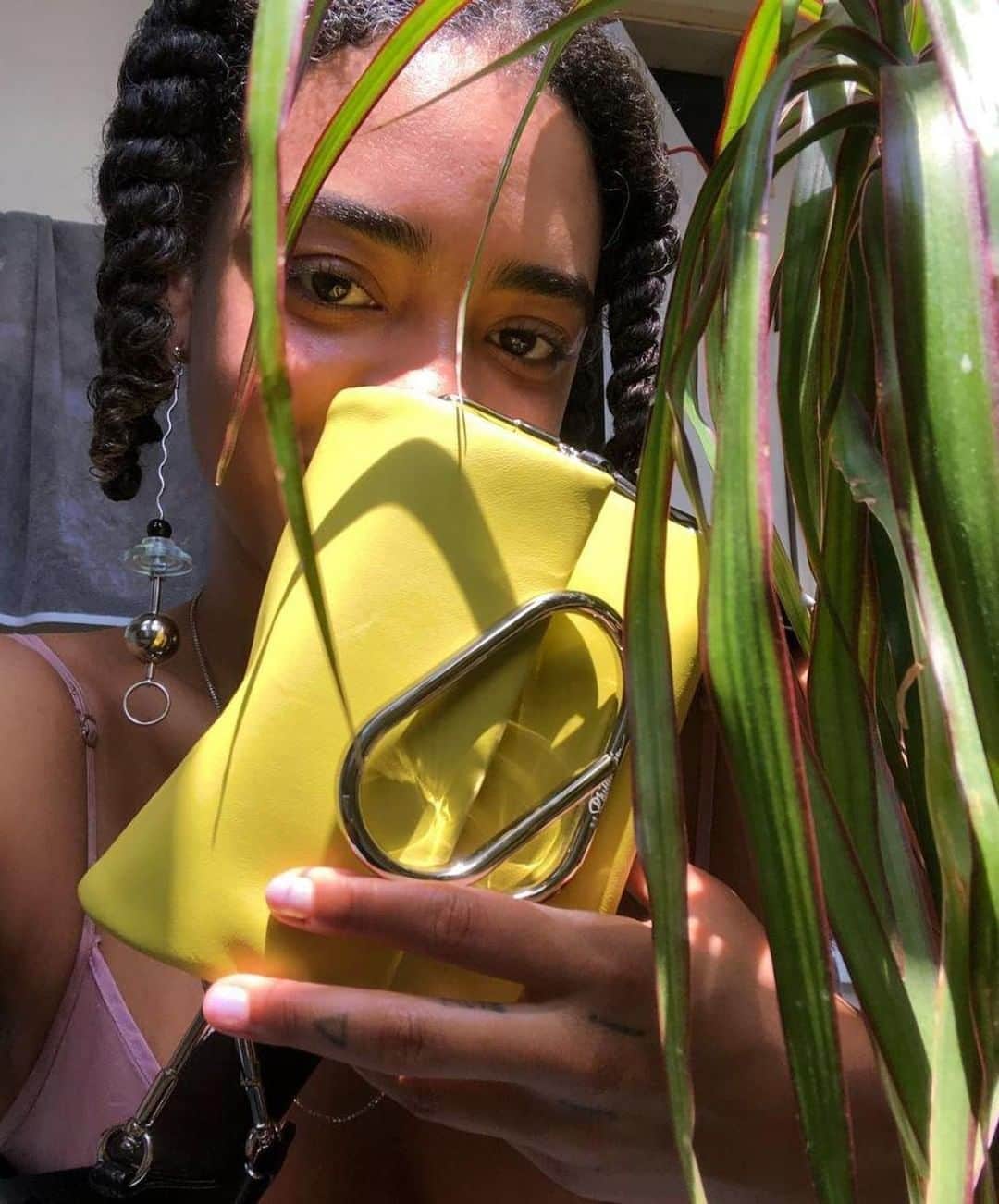 のインスタグラム：「A look back at 'Alix.' @Iamkelseylu with the micro-sport version of our favorite paperclip hardware bag.  #31Alix #31Tribe」