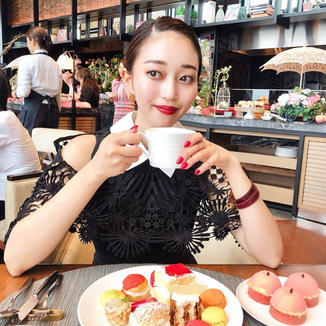 梅谷安里さんのインスタグラム写真 - (梅谷安里Instagram)「おはようございます❤️ お昼12時からインスタライブでslumberの新作紹介するので、 ぜひ見に来てくれたら嬉しいです🥰 ・ ・ さてさて先日、 @conradosaka_jp  ピーチ🍑スイーツブッフェへ❤︎ 可愛すぎるピンクのスイーツのディスプレイに終始目がハートでした😍🍑❤️ 美味しかった❤️ ・ ・ ・ #コンラッド大阪 #スイーツビュッフェ #ビュッフェ#🍑 #ピーチ#PR#スイーツ #ドレス#ワンピース #fashion#hotel#ホテル」6月10日 8時02分 - anriworld