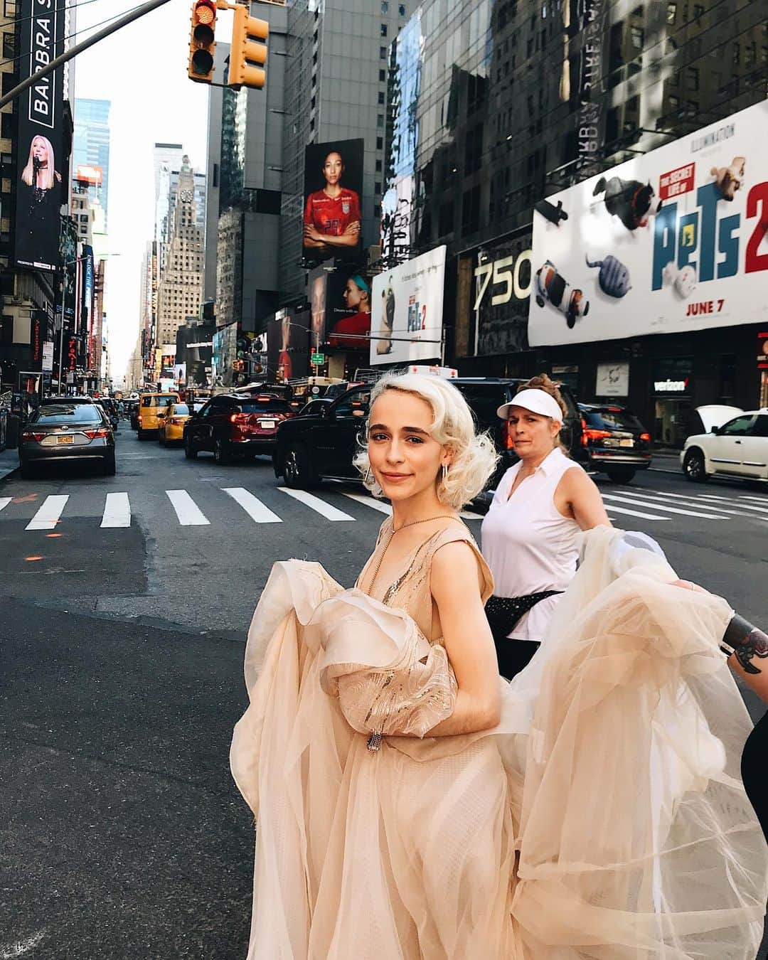 WHO WHAT WEARさんのインスタグラム写真 - (WHO WHAT WEARInstagram)「It’s Tonys night. ✨ We spent the day with @sophiaannecaruso of @beetlejuicebway ahead of the #TonyAwards—head to our Instagram Story to follow along.」6月10日 8時14分 - whowhatwear