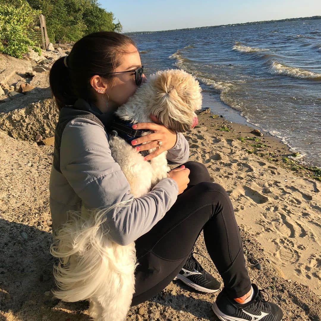 マリッサ・キャステリのインスタグラム：「Sunsets with my favorite guy(besides David 🤪) . . . . . . *#sunset #beachday #shichonsofinstagram #summer #rhodeisland」