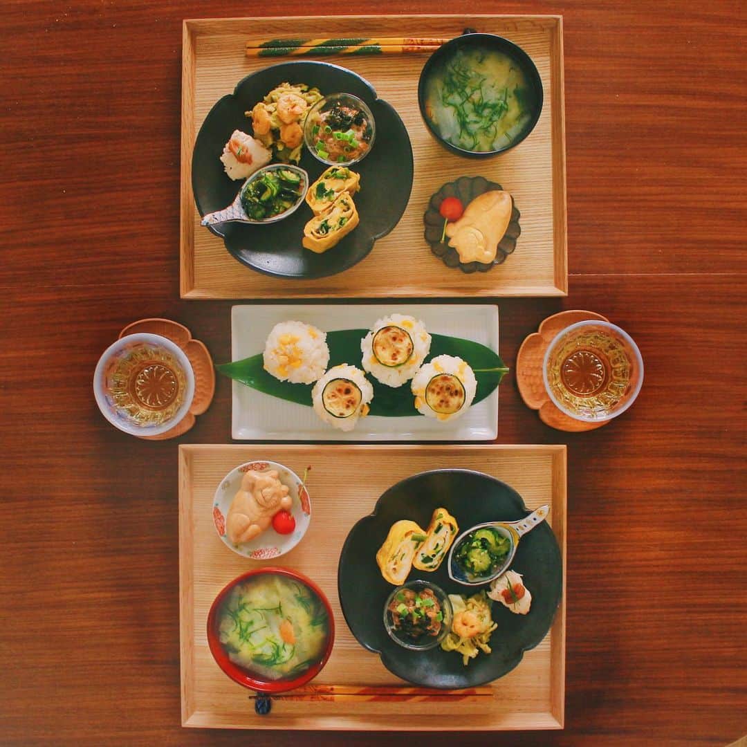 Kaori from Japanese Kitchenさんのインスタグラム写真 - (Kaori from Japanese KitchenInstagram)「2019.6.10 Mon とうもろこしごはんのおにぎり。 ＊＊＊ Good morning! Today’s Japanese breakfast:Corn rice balls w/ grilled zucchini, miso soup, natto, rolled egg w/ leek, pickled cucumber and Wakame seaweed, boiled chicken w/ pickled plum, steamed cabbage and shrimp w/ cumin, cat-shaped monaka and cherry. ・ おはようございます。 梅雨入り後の朝ごはんは 梅雨時期の身体を調えるおしながき。 とうもろこしごはんは おにぎりにして食べやすいサイズに。 ひとつまみのお塩とズッキーニをトッピング。 (1つつまみ食いしたら足りなくなった笑) とうもろこしごはんは薬膳的にみると 胃腸をケアし余分な水分を排出してくれて 梅雨の時期にちょうど良い。 今日の走り書きは梅雨の過ごし方について。 ごちそうさまでした。 ・ 📝栄養走り書き📝 薬膳から見た梅雨: ジメジメした湿度の高い状態が 水分代謝を行う「脾(胃腸)」に 負担をかけるため胃腸が弱ることが多い。 身体にたまった湿気を取り除くために 発汗作用のものを食べて汗を出したり 利水作用のものを食べて尿として出す。 身体を冷やすと汗が出にくくなるので 冷たいものの食べすぎに注意。 消化のしやすいものや 胃腸に優しい食事を心がけるとよい。 ・ 【おしながき】 とうもろこしごはん おかひじき、大根、新にんじんのお味噌汁 納豆と韓国海苔フレーク ニラ卵焼き きゅうりとわかめの酢の物 ささみの梅和え キャベツとエビのクミン蒸し ゆうたさんからのたらふくもなか @yutaokashi 山形のさくらんぼ ・ 深夜のF1、結果だけ見て眠さで脱落する…たらふくもなかの猫みたいにゴロゴロしたいです。 今日も良い一日を☺︎ ・ #japanesefood #japanesecuisine #washoku #breakfast #おうちごはんlover #朝ごはん #おうちごはん #早餐 #아침밥 #ふたりごはん #薬膳 #うつわ #フーディーテーブル #和食器 #小澤基晴 #高塚和則 #和食 #おにぎり #japonais」6月10日 8時09分 - coco_kontasu