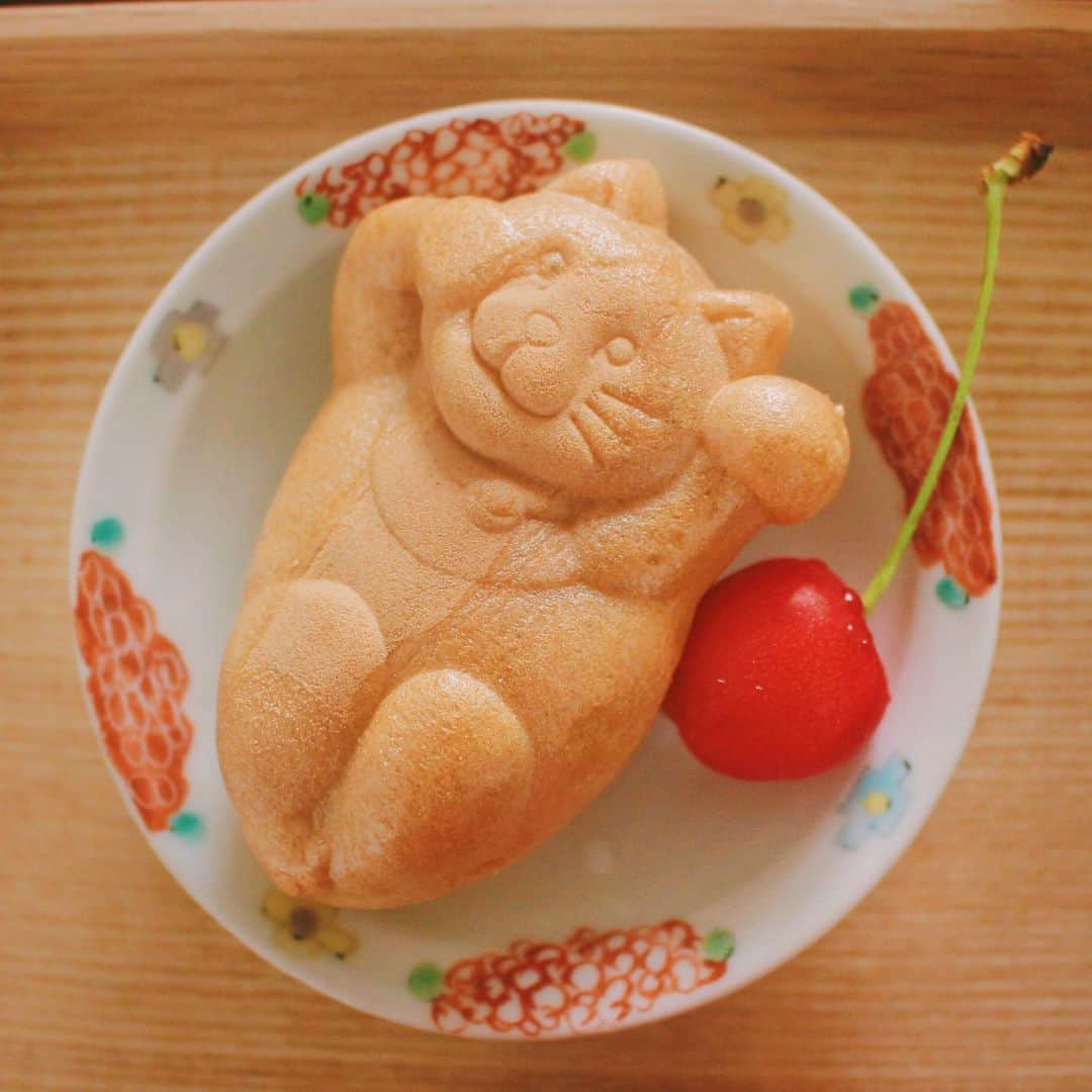 Kaori from Japanese Kitchenさんのインスタグラム写真 - (Kaori from Japanese KitchenInstagram)「2019.6.10 Mon とうもろこしごはんのおにぎり。 ＊＊＊ Good morning! Today’s Japanese breakfast:Corn rice balls w/ grilled zucchini, miso soup, natto, rolled egg w/ leek, pickled cucumber and Wakame seaweed, boiled chicken w/ pickled plum, steamed cabbage and shrimp w/ cumin, cat-shaped monaka and cherry. ・ おはようございます。 梅雨入り後の朝ごはんは 梅雨時期の身体を調えるおしながき。 とうもろこしごはんは おにぎりにして食べやすいサイズに。 ひとつまみのお塩とズッキーニをトッピング。 (1つつまみ食いしたら足りなくなった笑) とうもろこしごはんは薬膳的にみると 胃腸をケアし余分な水分を排出してくれて 梅雨の時期にちょうど良い。 今日の走り書きは梅雨の過ごし方について。 ごちそうさまでした。 ・ 📝栄養走り書き📝 薬膳から見た梅雨: ジメジメした湿度の高い状態が 水分代謝を行う「脾(胃腸)」に 負担をかけるため胃腸が弱ることが多い。 身体にたまった湿気を取り除くために 発汗作用のものを食べて汗を出したり 利水作用のものを食べて尿として出す。 身体を冷やすと汗が出にくくなるので 冷たいものの食べすぎに注意。 消化のしやすいものや 胃腸に優しい食事を心がけるとよい。 ・ 【おしながき】 とうもろこしごはん おかひじき、大根、新にんじんのお味噌汁 納豆と韓国海苔フレーク ニラ卵焼き きゅうりとわかめの酢の物 ささみの梅和え キャベツとエビのクミン蒸し ゆうたさんからのたらふくもなか @yutaokashi 山形のさくらんぼ ・ 深夜のF1、結果だけ見て眠さで脱落する…たらふくもなかの猫みたいにゴロゴロしたいです。 今日も良い一日を☺︎ ・ #japanesefood #japanesecuisine #washoku #breakfast #おうちごはんlover #朝ごはん #おうちごはん #早餐 #아침밥 #ふたりごはん #薬膳 #うつわ #フーディーテーブル #和食器 #小澤基晴 #高塚和則 #和食 #おにぎり #japonais」6月10日 8時09分 - coco_kontasu