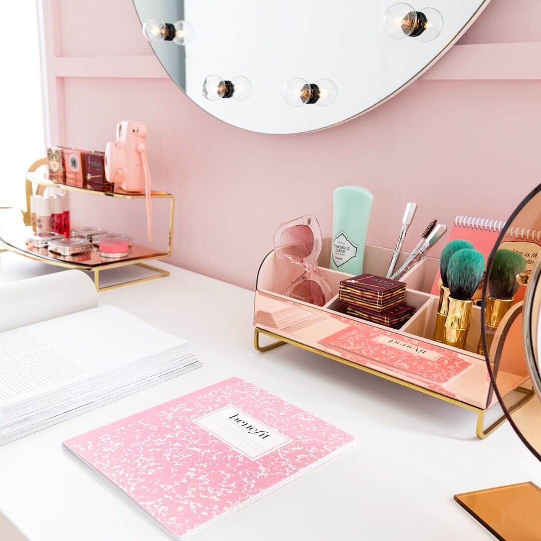 のインスタグラム：「Tell us what your favorite part of your makeup routine is!👇🏽💗 A. brows B. foundation C. lipstick D. eyeshadow & eyeliner! #benefit」