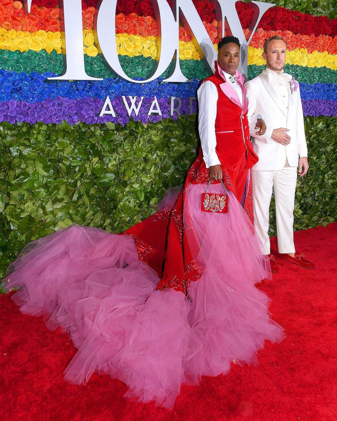 Just Jaredさんのインスタグラム写真 - (Just JaredInstagram)「@theebillyporter serves up a wild pink and red @celestinocouture confection alongside husband @thesmithsociety at @thetonyawards 🏳️‍🌈 #BillyPorter #AdamPorterSmith #TonyAwards #TonyAwards2019」6月10日 8時19分 - justjared