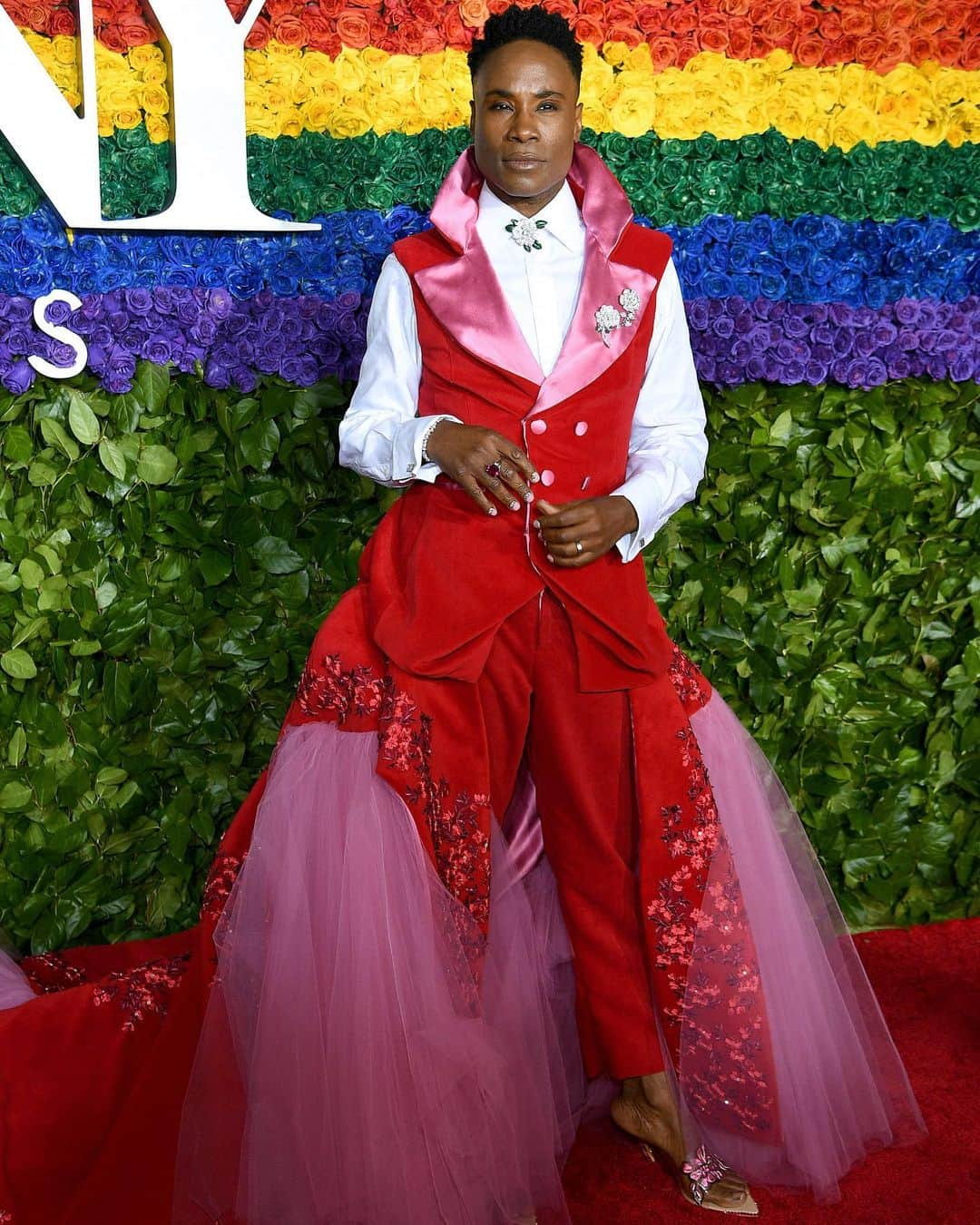 Just Jaredさんのインスタグラム写真 - (Just JaredInstagram)「@theebillyporter serves up a wild pink and red @celestinocouture confection alongside husband @thesmithsociety at @thetonyawards 🏳️‍🌈 #BillyPorter #AdamPorterSmith #TonyAwards #TonyAwards2019」6月10日 8時19分 - justjared